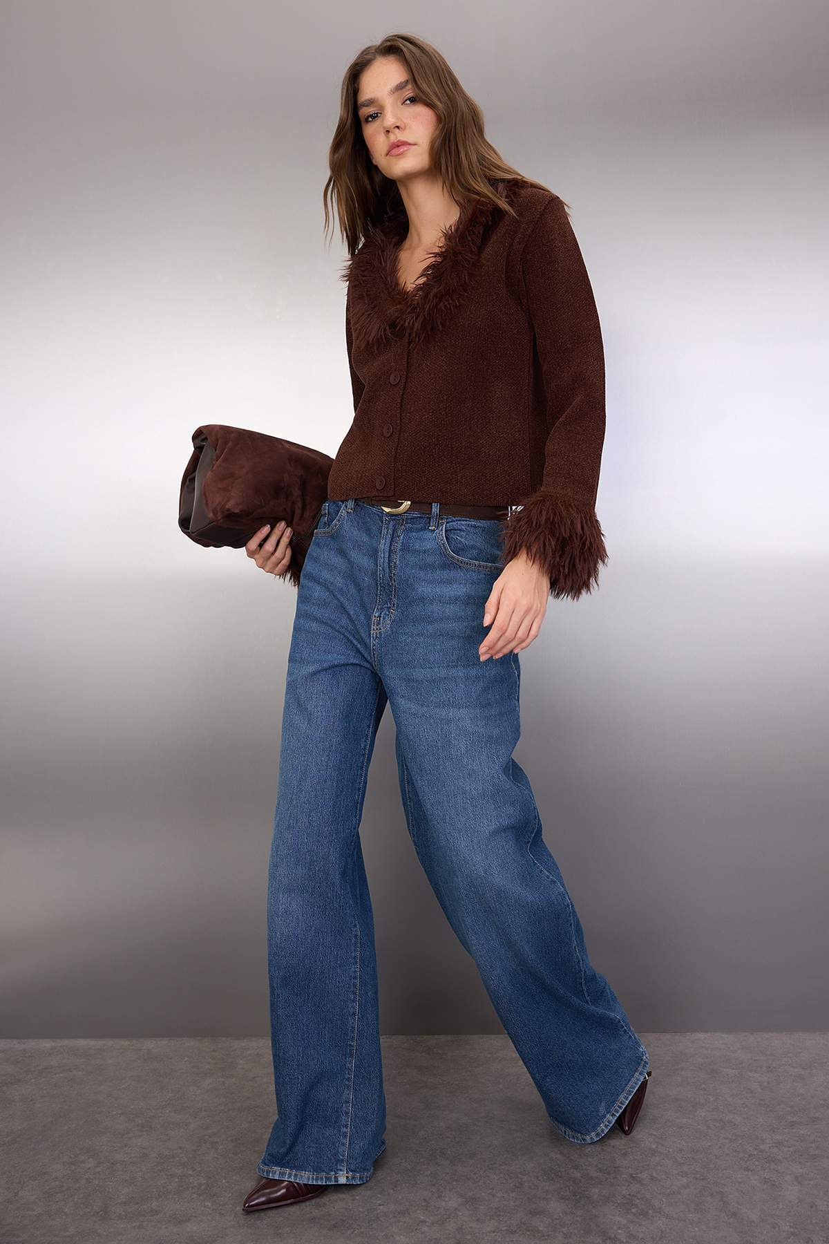 Trendyolmilla  Kahverengi Özel İplik Otriş Ve Kürk Detaylı Triko Hırka TWOAW26HI00223 - Görsel 2