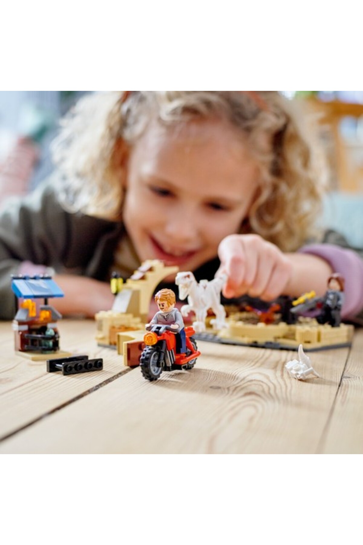 دنیای ژوراسیک ۷۶۹۴۵ دایناسور آتروسی‌راپتور: تعقیب با دوچرخه