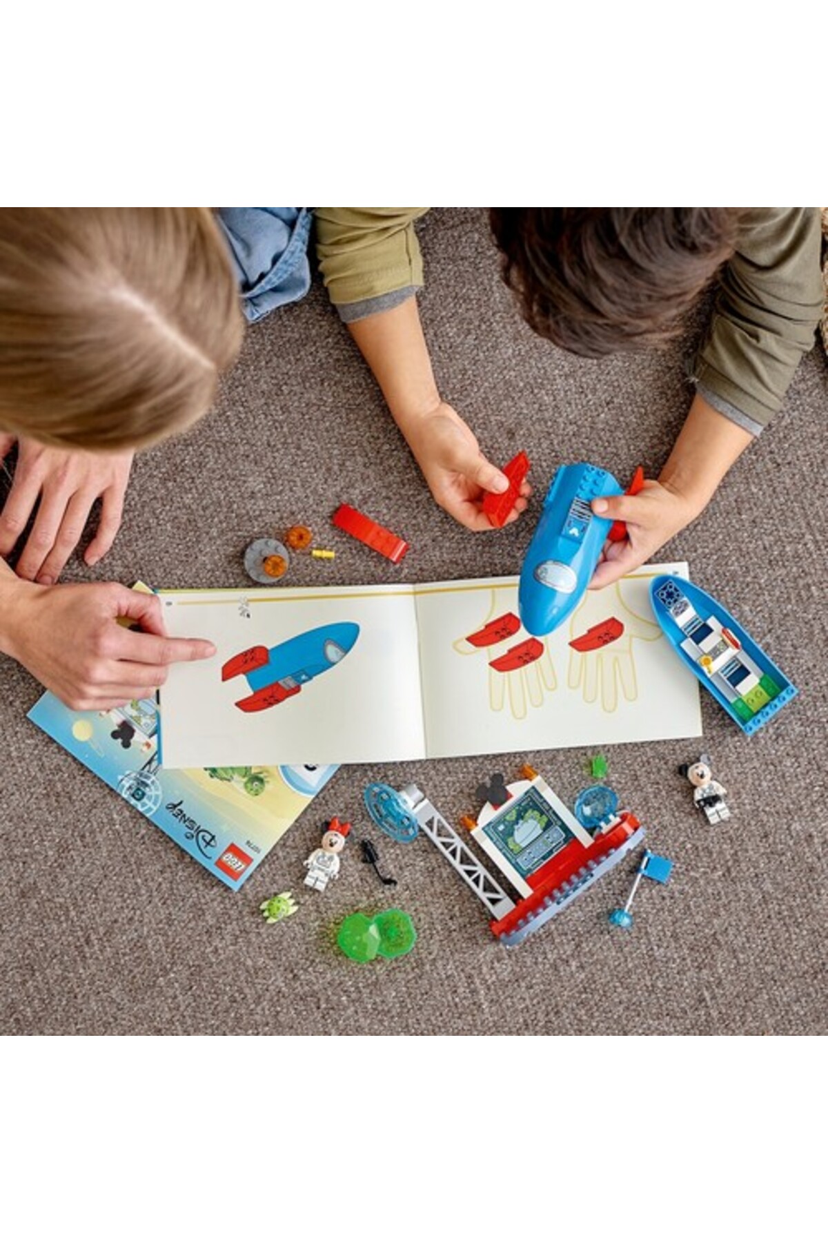 LEGO Disney 10774 Mickey Mouse and Minnie Mouse's Space fotoğrafı 4 (önizleme)