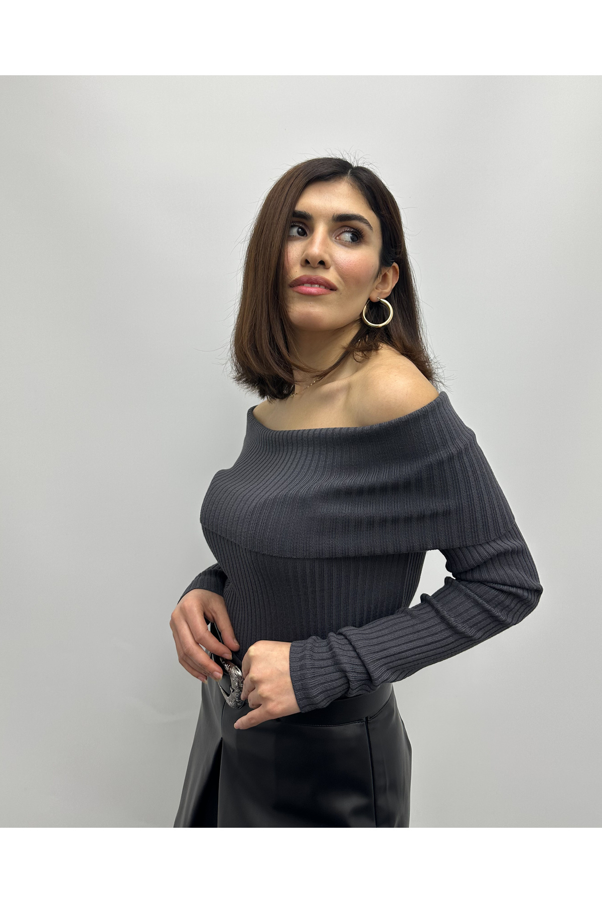 Kadın Antrasit Madonna Yaka Fitilli Triko Kazak