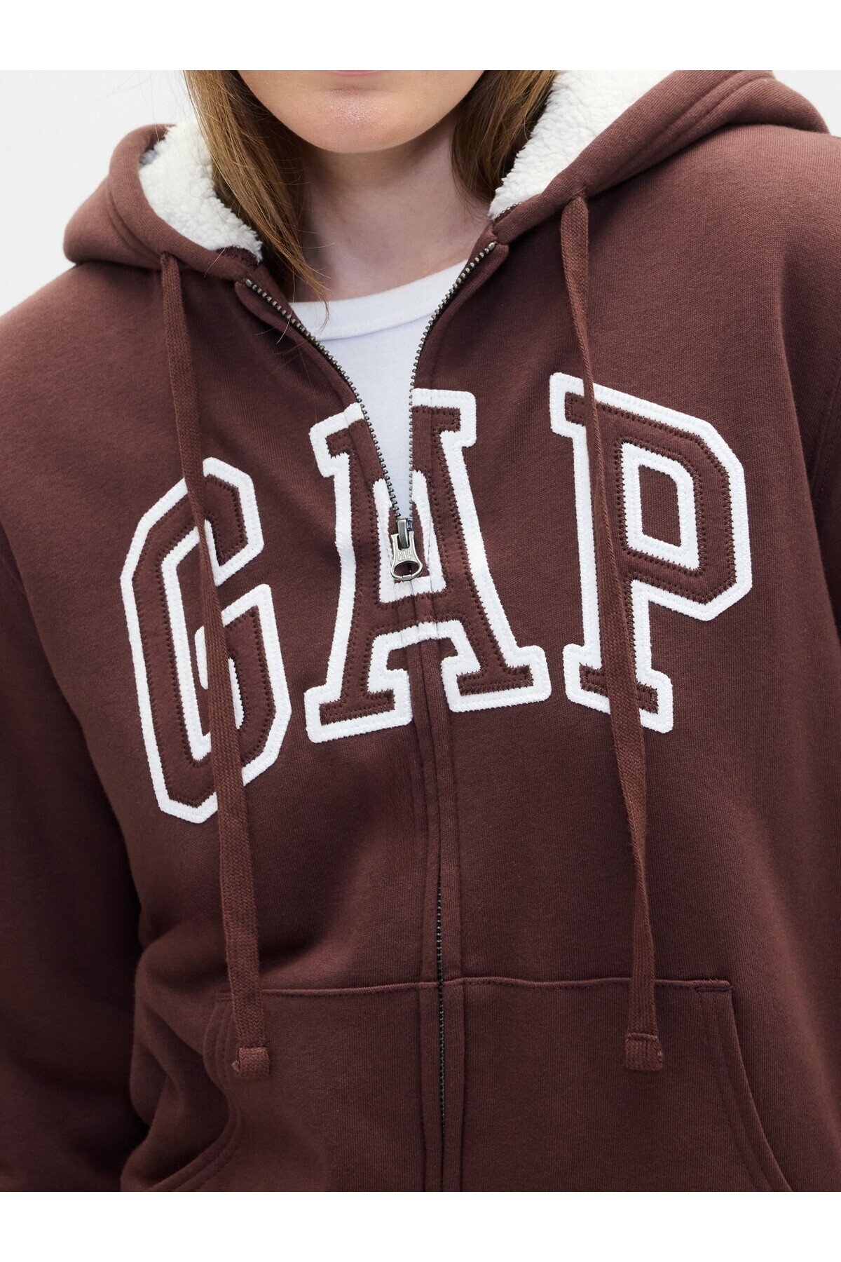 GAP  Kadın Kahverengi Relaxed Logo Sherpa-Astarlı Fermuarlı Sweatshirt - Görsel 3