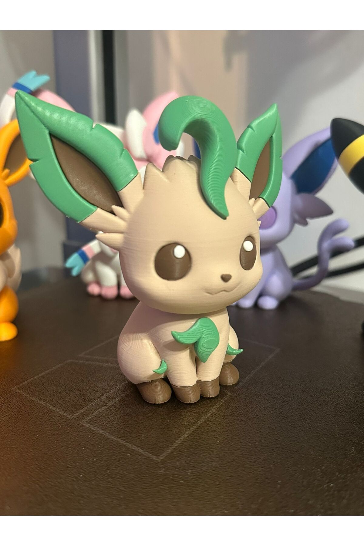 Leafeon Chibi Figürü – 3D Baskı Koleksiyon ve Dekoratif Biblo (10 cm)