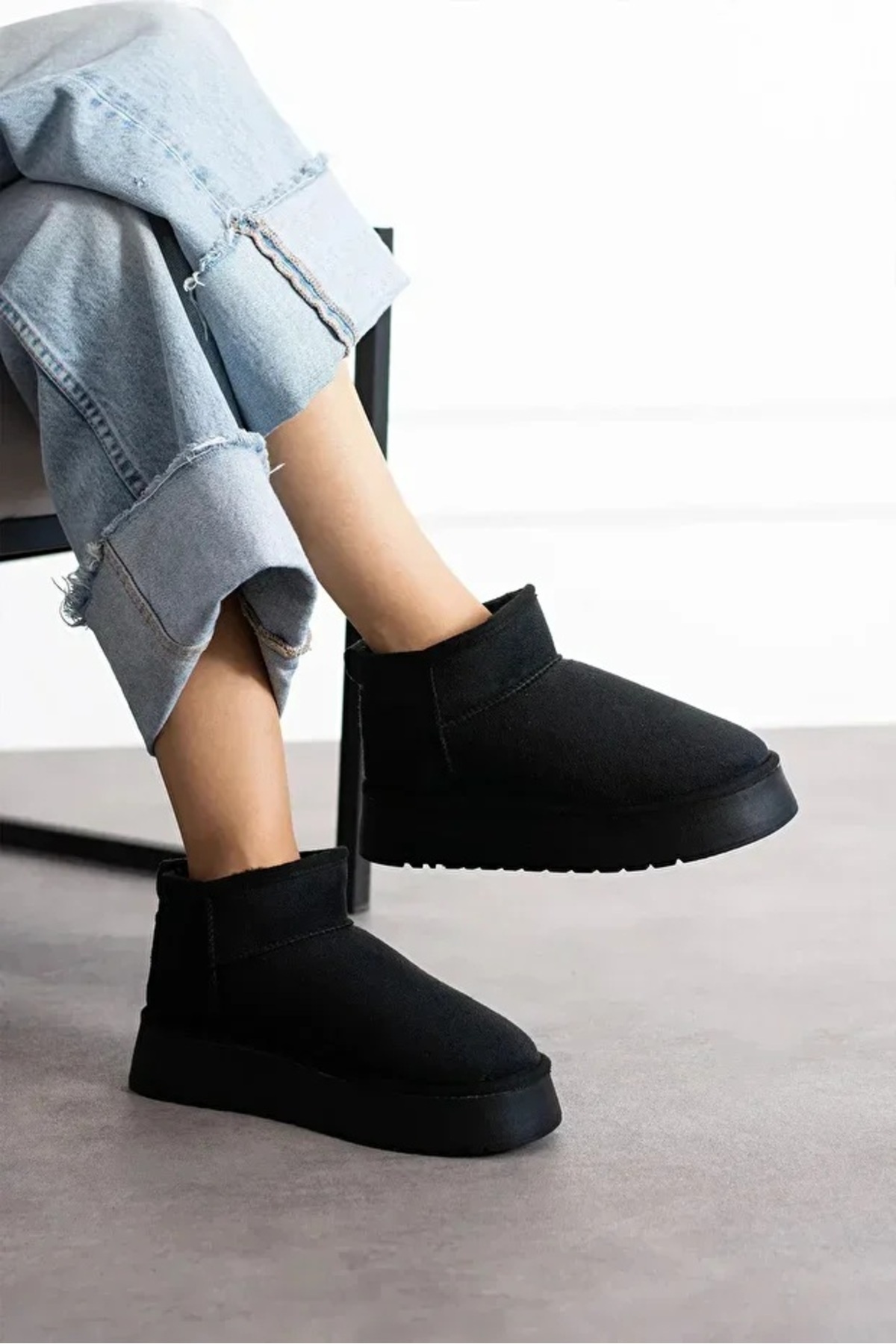 awix Športové krátke dámske čižmy s kožušinou vo vnútri a vodeodolnou platformovou podrážkou ČIERNA