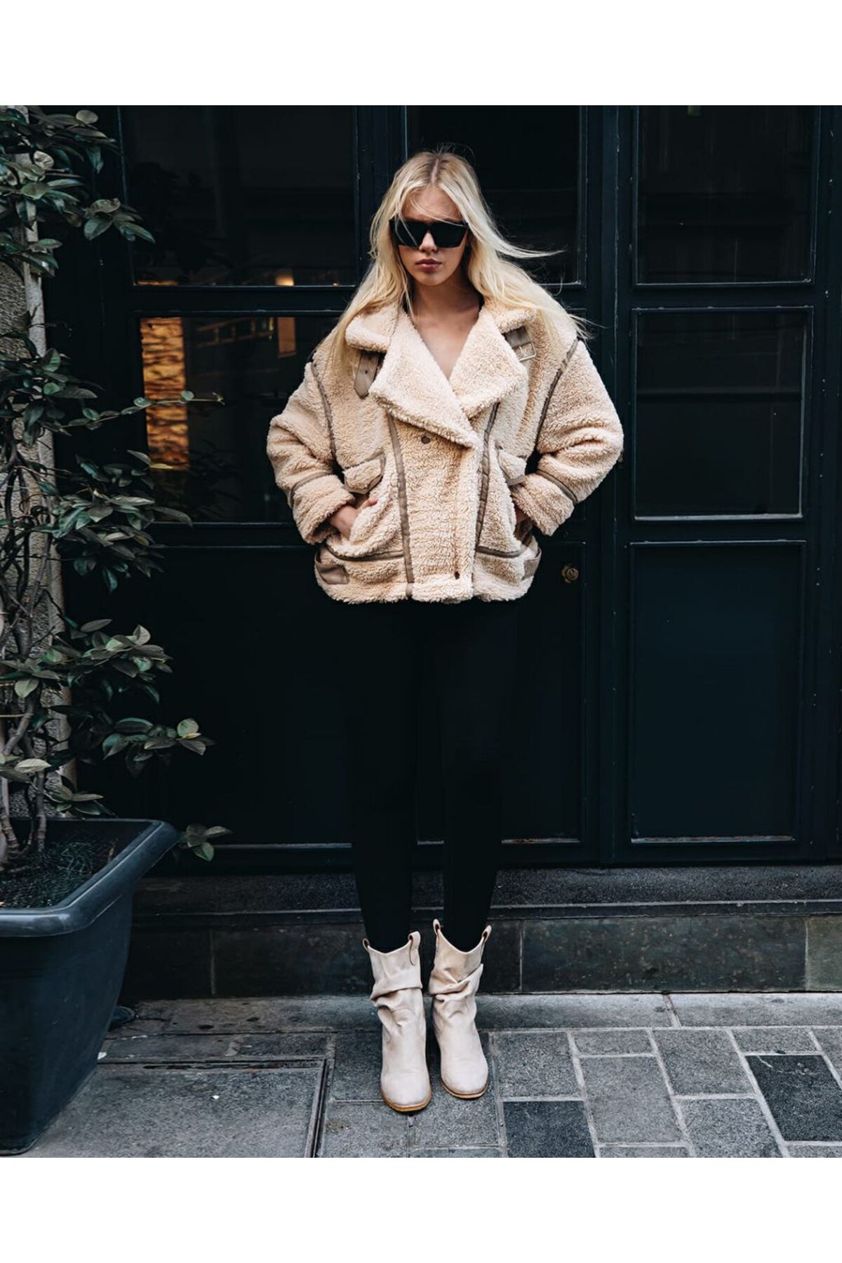 Damen-Fellmantel mit breitem Kragen, Druckknöpfen und Taschen, beige - Görsel 7