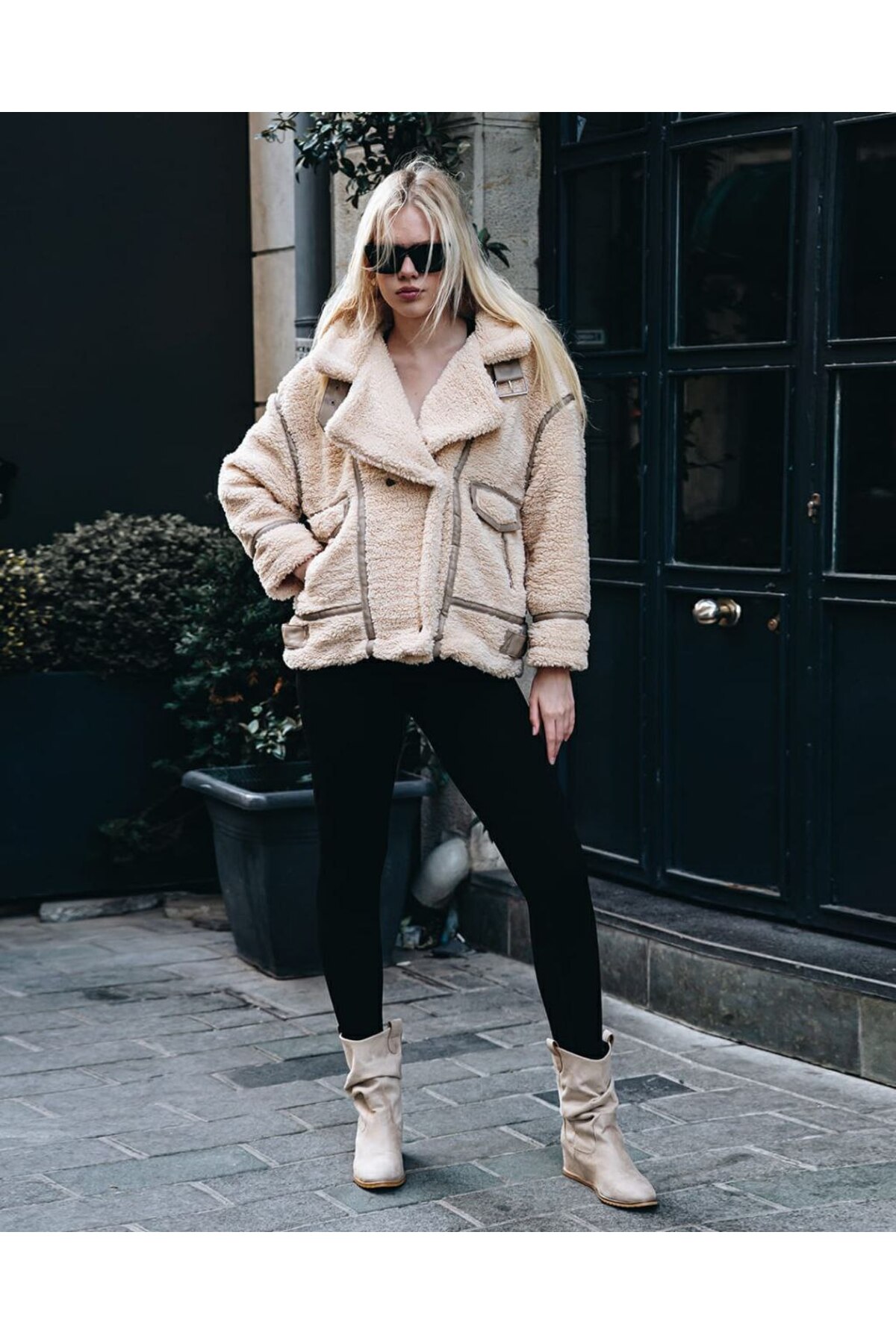 Damen-Fellmantel mit breitem Kragen, Druckknöpfen und Taschen, beige - Görsel 4