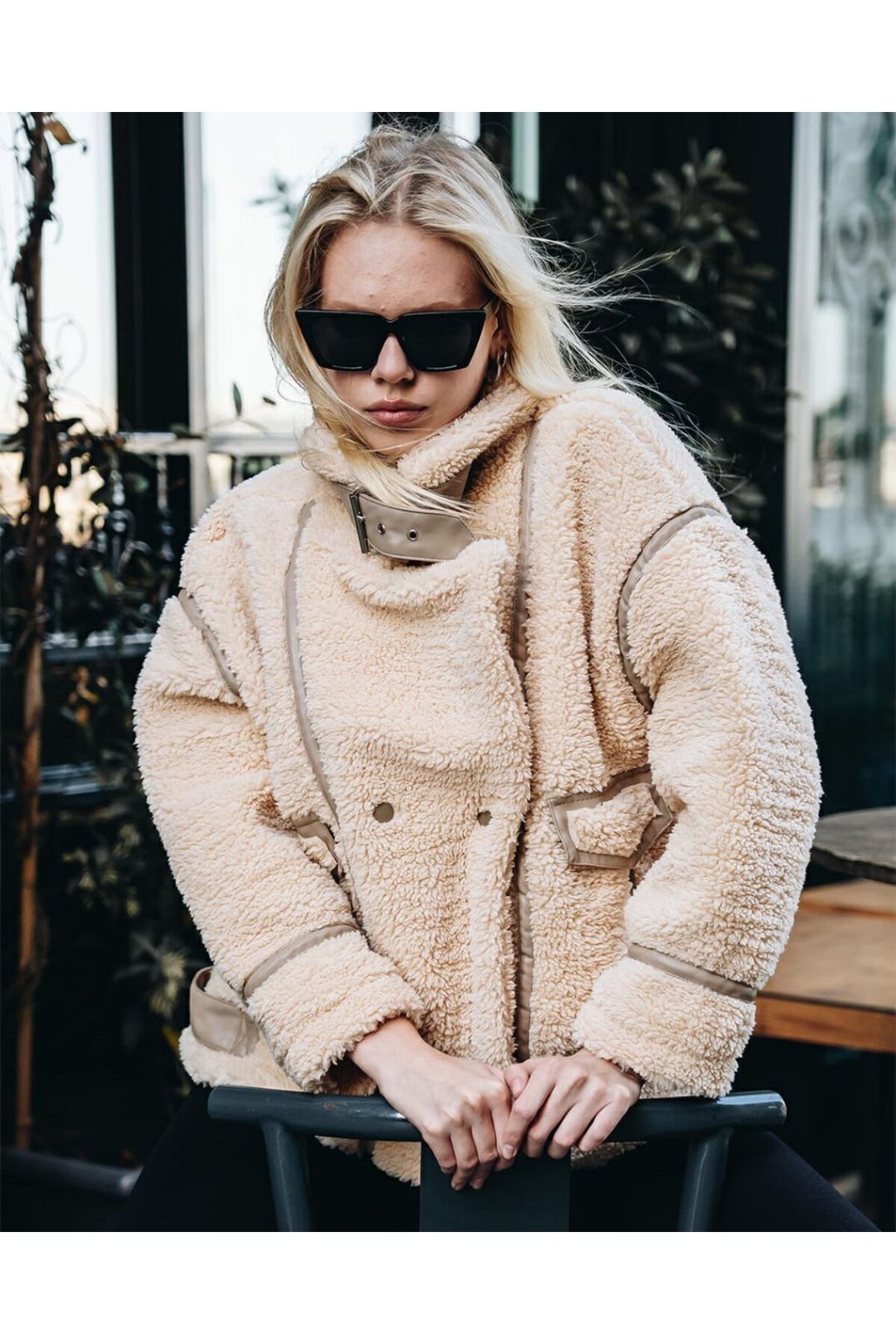 Damen-Fellmantel mit breitem Kragen, Druckknöpfen und Taschen, beige - Görsel 5