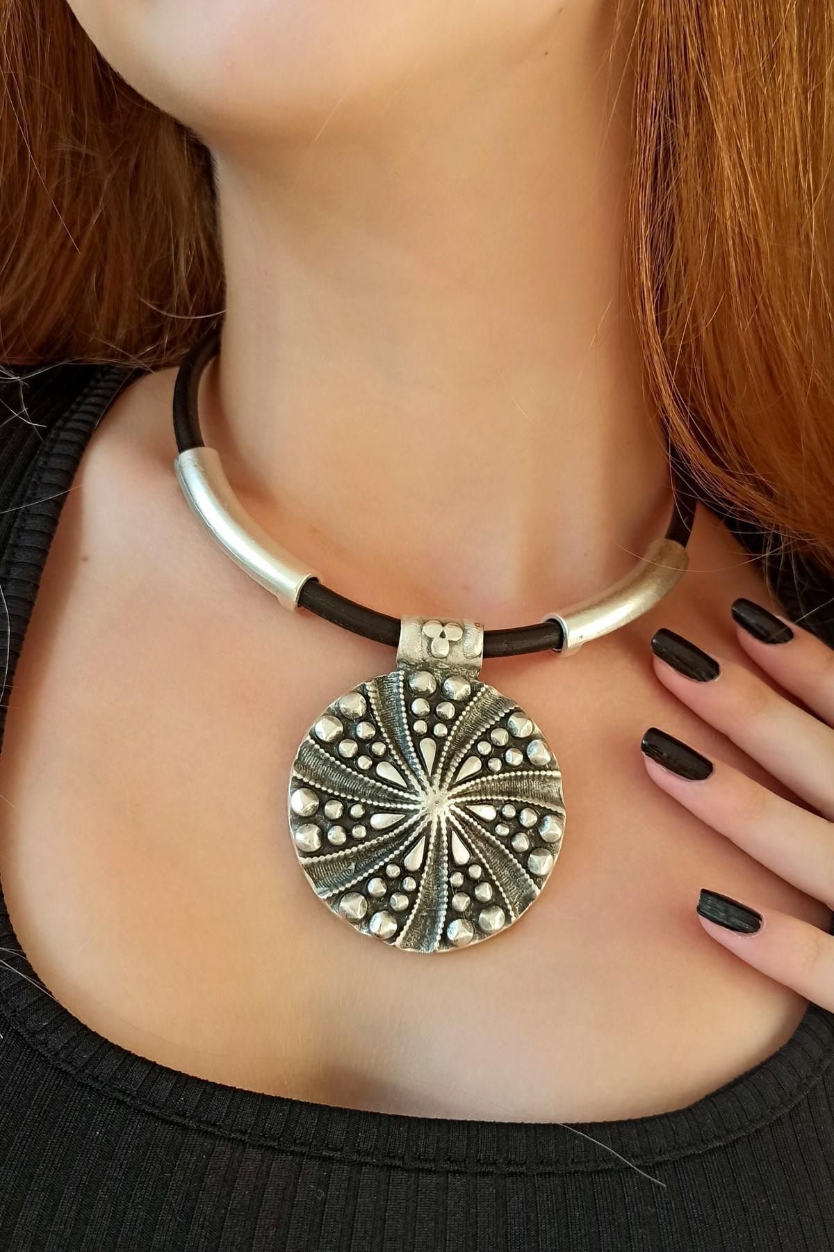 Antique shop necklace silver