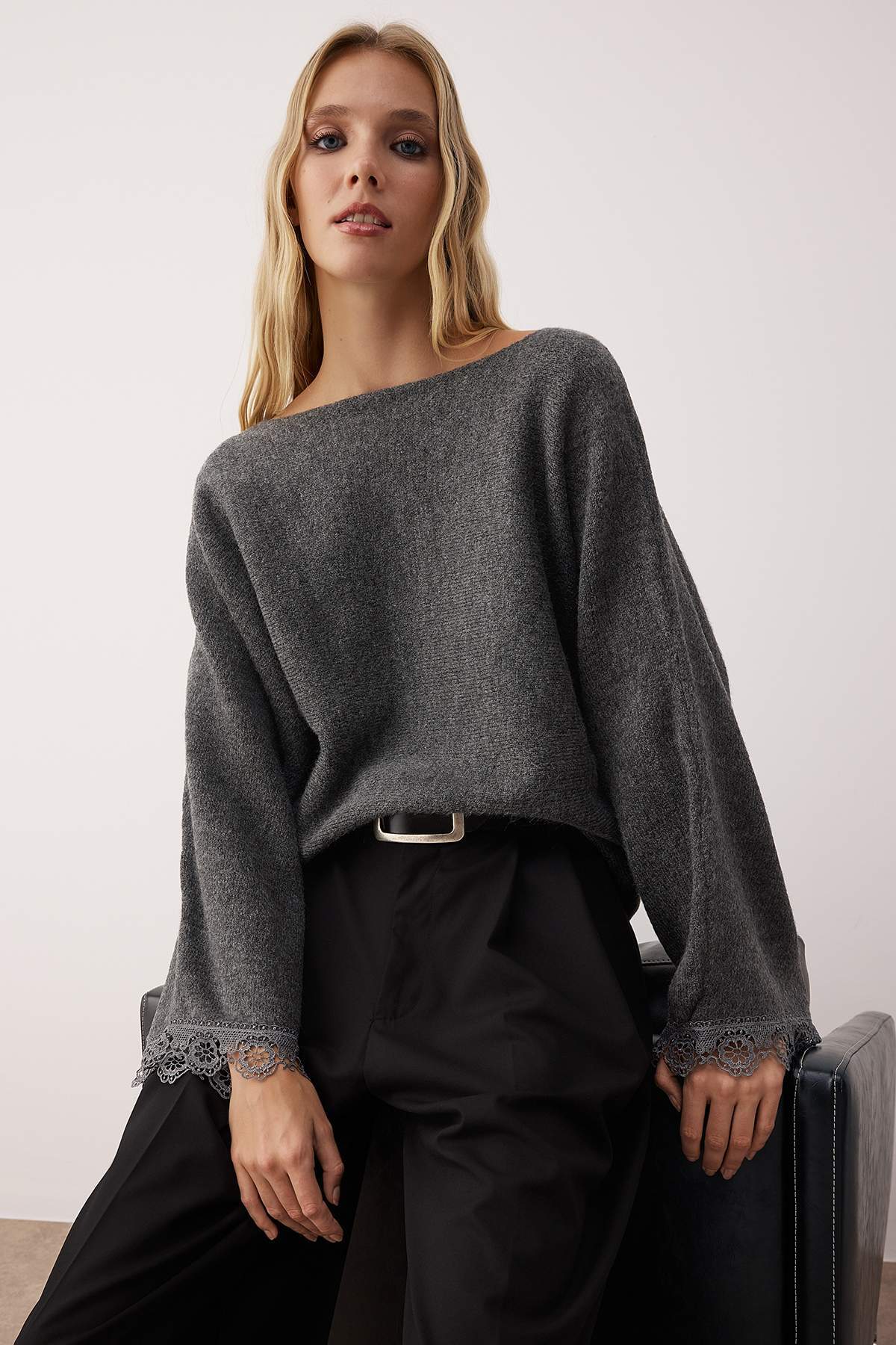 Trendyolmilla  Antrasit Dantel Garnili Yumuşak Dokulu Triko Kazak TWOAW26KZ00228 - Görsel 2