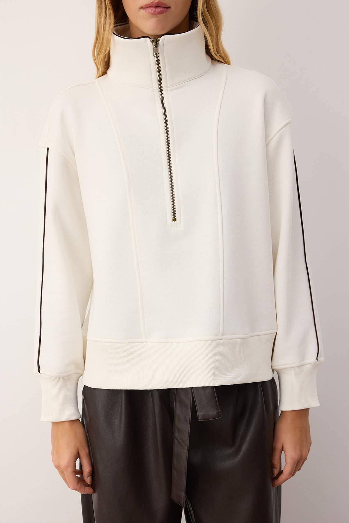 Trendyolmilla  Ekru Fermuarlı Polo Yaka Şerit Detaylı Regular/Normal Kesim Örme Sweatshirt TWOAW26SW00034 - Görsel 4
