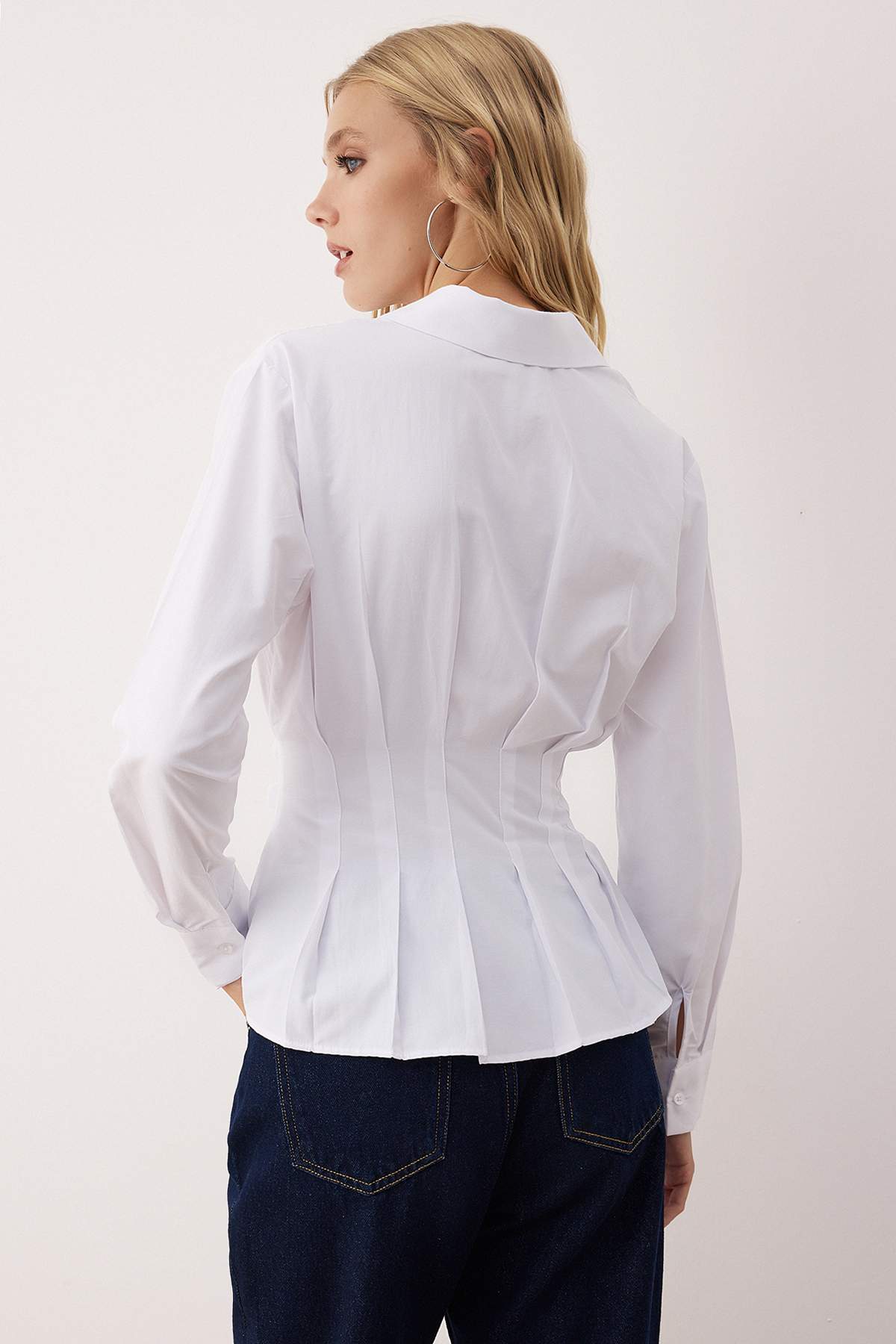 Trendyolmilla  Beyaz Kemer Detaylı Pileli Bele Oturan Gömlek TWOAW26GO00069 - Görsel 4