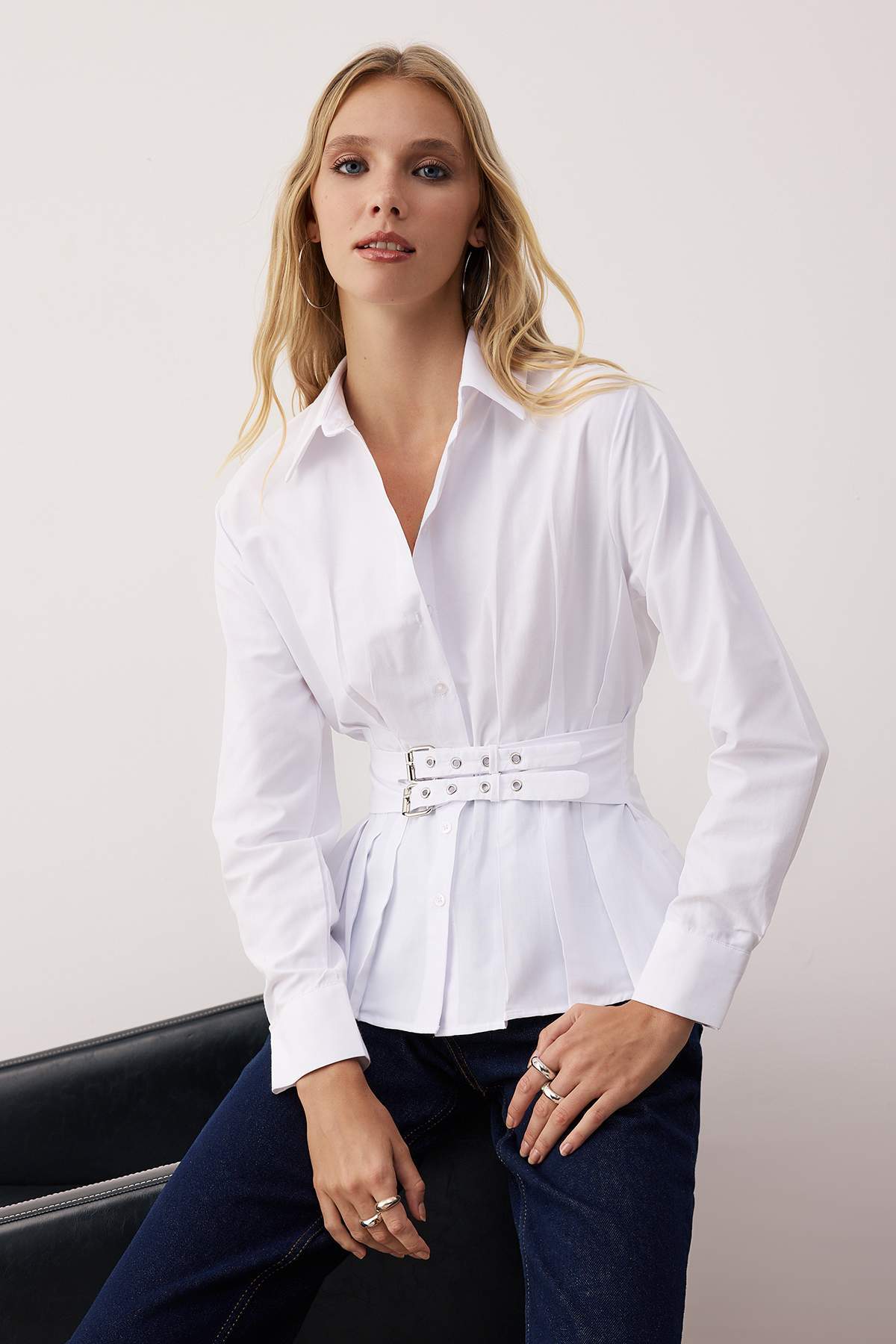 Trendyolmilla  Beyaz Kemer Detaylı Pileli Bele Oturan Gömlek TWOAW26GO00069 - Görsel 2