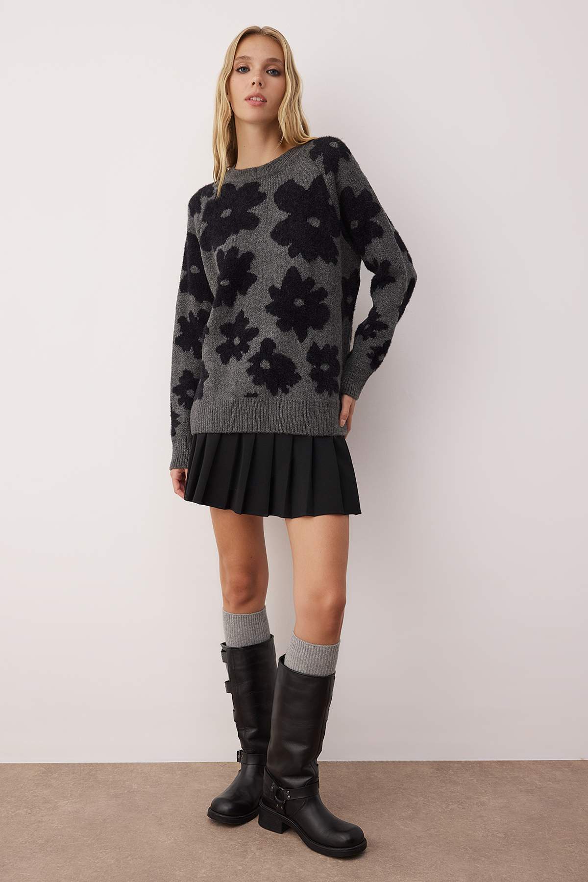 Trendyolmilla  Antrasit Geniş Kalıp Yumuşak Dokulu Sakal İplik Triko Kazak TWOAW26KZ00217 - Görsel 5