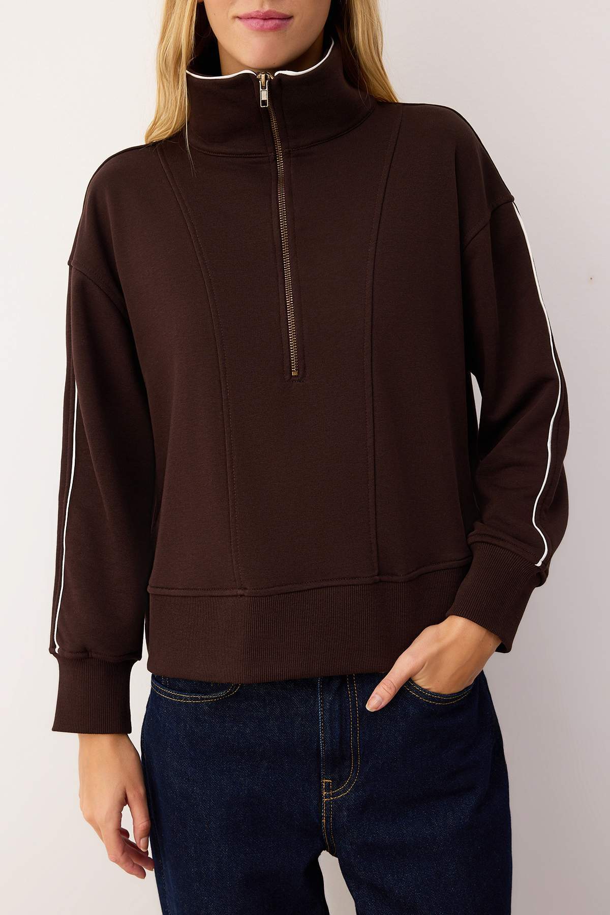 Trendyolmilla  Kahverengi Fermuarlı Polo Yaka Şerit Detaylı Regular/Normal Kesim Örme Sweatshirt TWOAW26SW00034 - Görsel 4