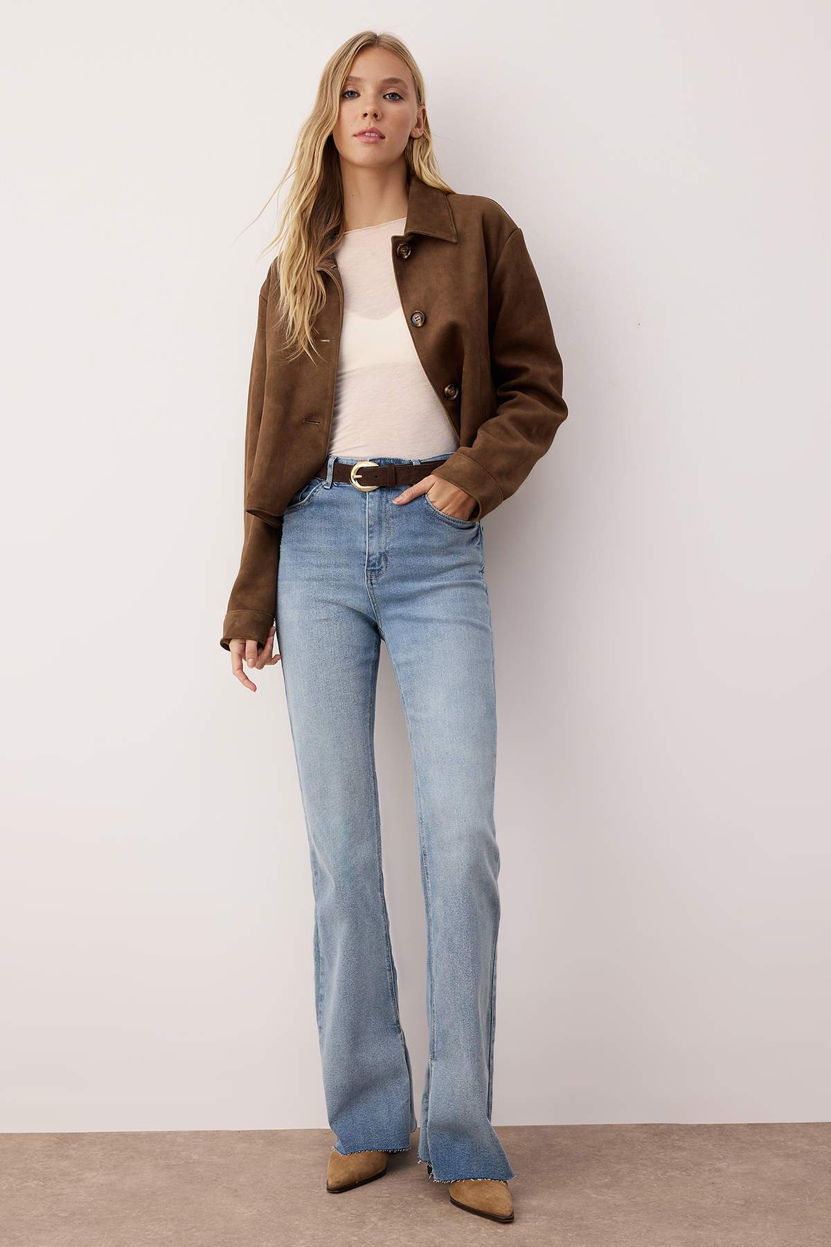Trendyol Collection Сині джинси з високою талією, розкльошеними штанинами та розрізом TWOAW26JE00022