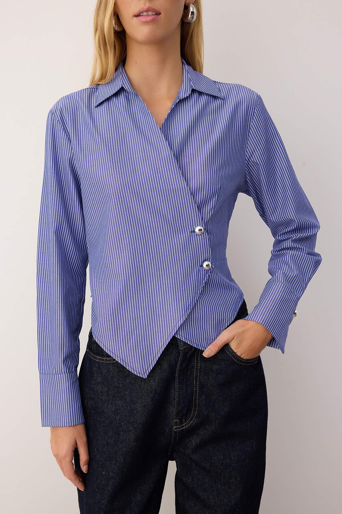 Trendyolmilla  Lacivert Çizgili Gümüş Düğme Detaylı Gömlek TWOAW26GO00081 - Görsel 3