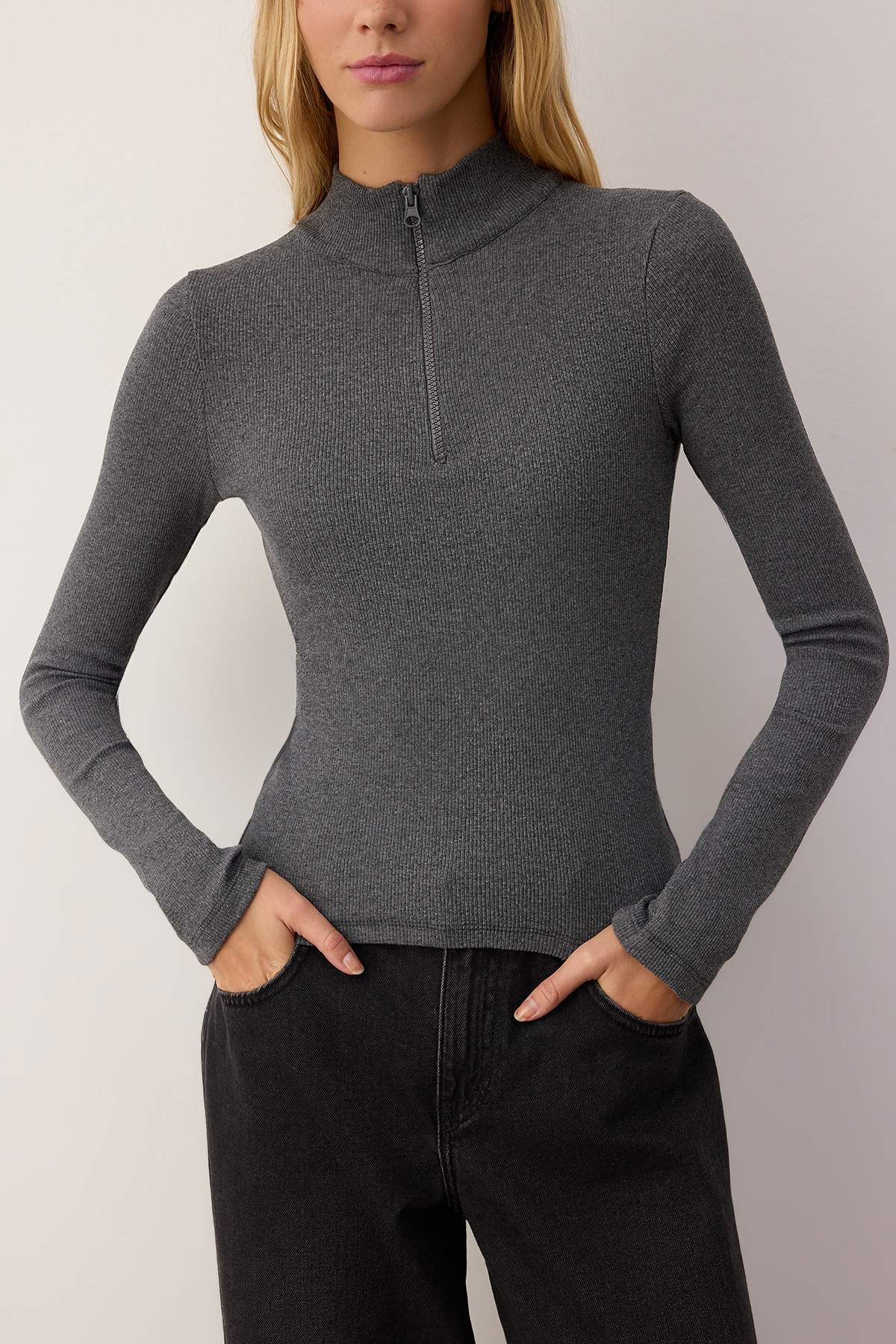 Trendyolmilla  Antrasit Fitted/vücuda Oturan Fermuarlı Yaka Esnek Örme Bluz TWOAW25BZ00163 - Görsel 3