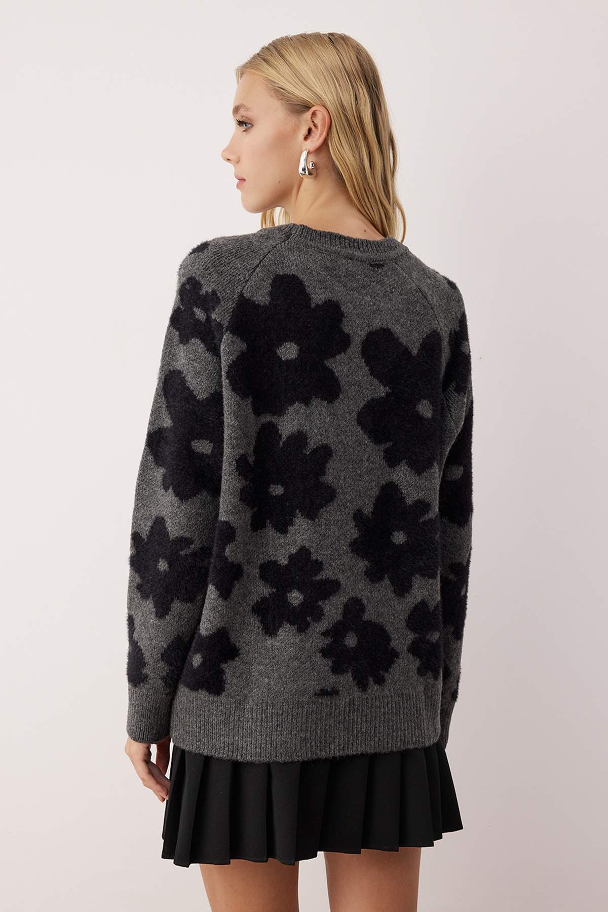 Trendyolmilla  Antrasit Geniş Kalıp Yumuşak Dokulu Sakal İplik Triko Kazak TWOAW26KZ00217 - Görsel 8