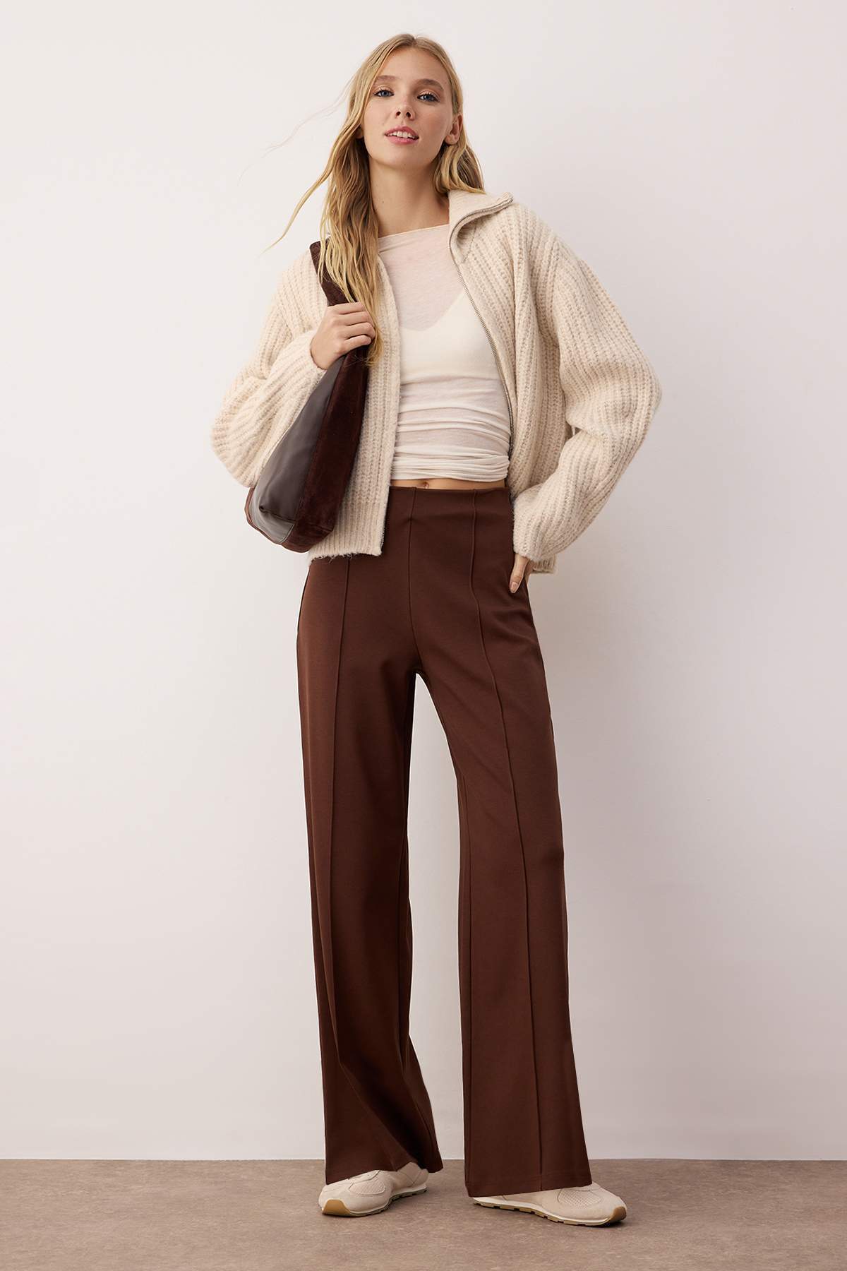 Trendyolmilla  Kahverengi İnterlok Wide/Leg Geniş Kesim Esnek Örme Nervürlü Pantolon TWOAW26PL00075