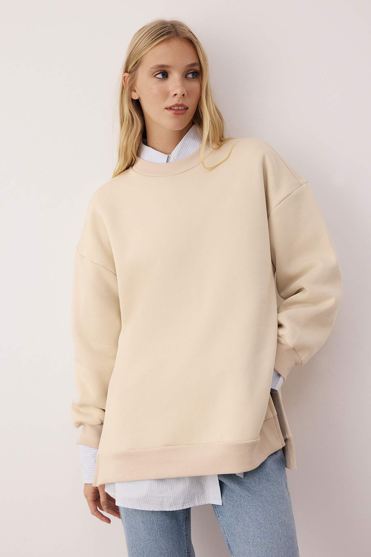 Trendyolmilla  Bej Oversize/Geniş Kalıp Yırtmaç Detaylı Kalın İçi Polarlı Örme Sweatshirt TWOAW23SW00195 - Görsel 2