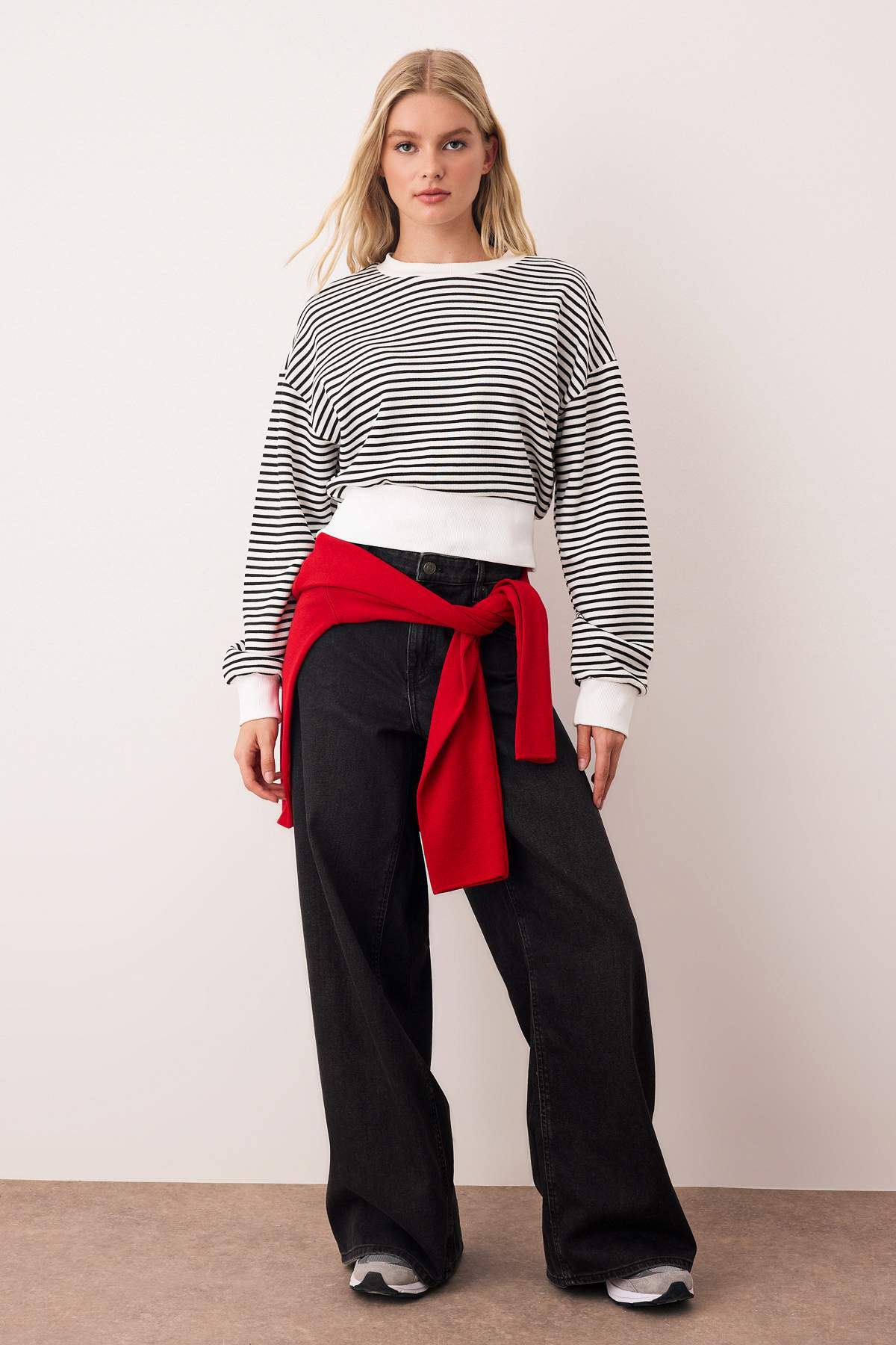 Trendyolmilla  Siyah Çizgili Regular/Normal Kalıp Örme Sweatshirt TWOAW26SW00103 - Görsel 2