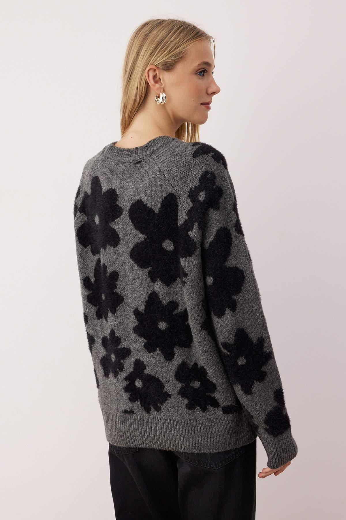 Trendyolmilla  Antrasit Geniş Kalıp Yumuşak Dokulu Sakal İplik Triko Kazak TWOAW26KZ00217 - Görsel 4