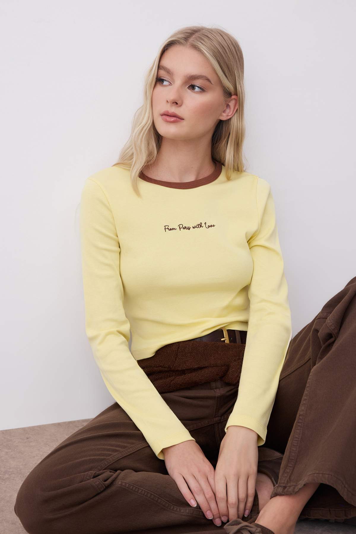 Trendyolmilla  Açık Sarı Nakışlı Fitted/Vücuda Oturan Kontrast Detaylı Örme T-Shirt TWOAW26TS00019