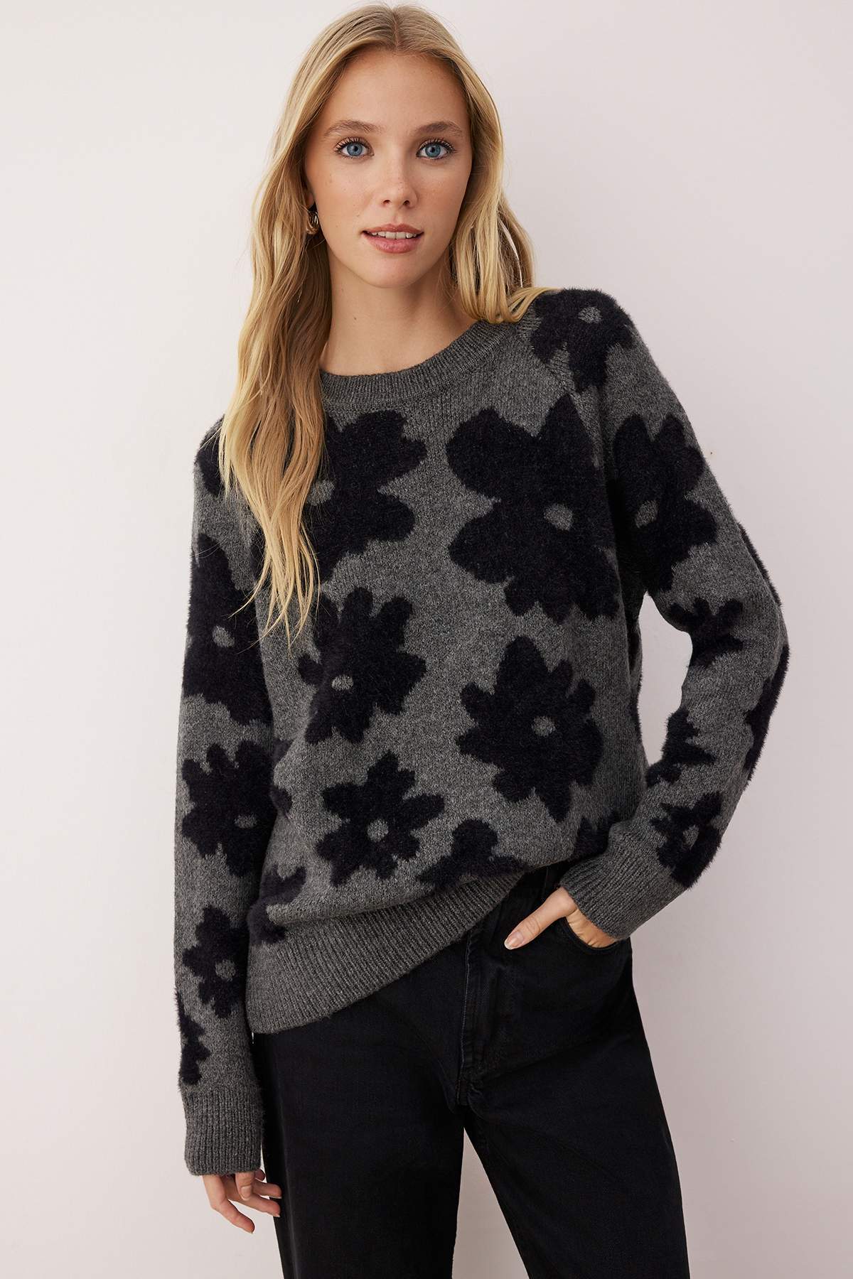 Trendyolmilla  Antrasit Geniş Kalıp Yumuşak Dokulu Sakal İplik Triko Kazak TWOAW26KZ00217