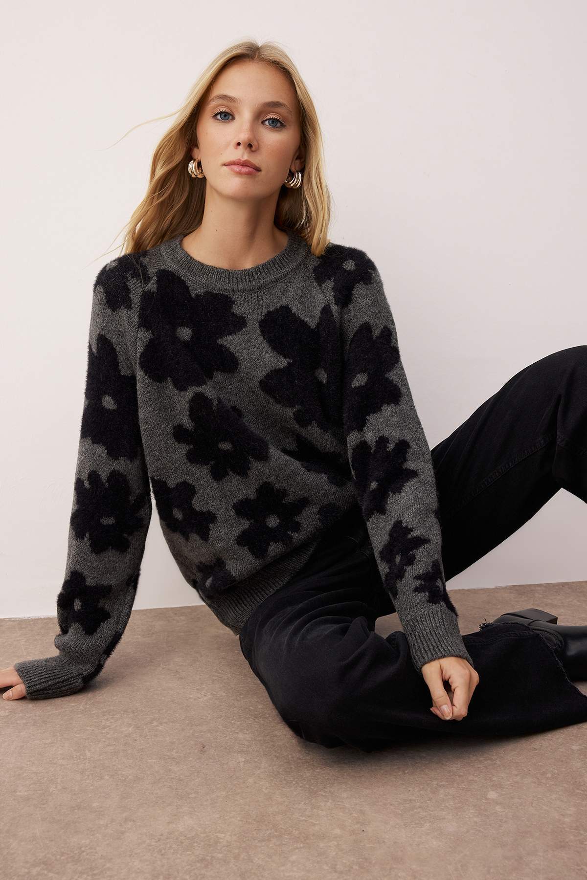 Trendyolmilla  Antrasit Geniş Kalıp Yumuşak Dokulu Sakal İplik Triko Kazak TWOAW26KZ00217 - Görsel 2