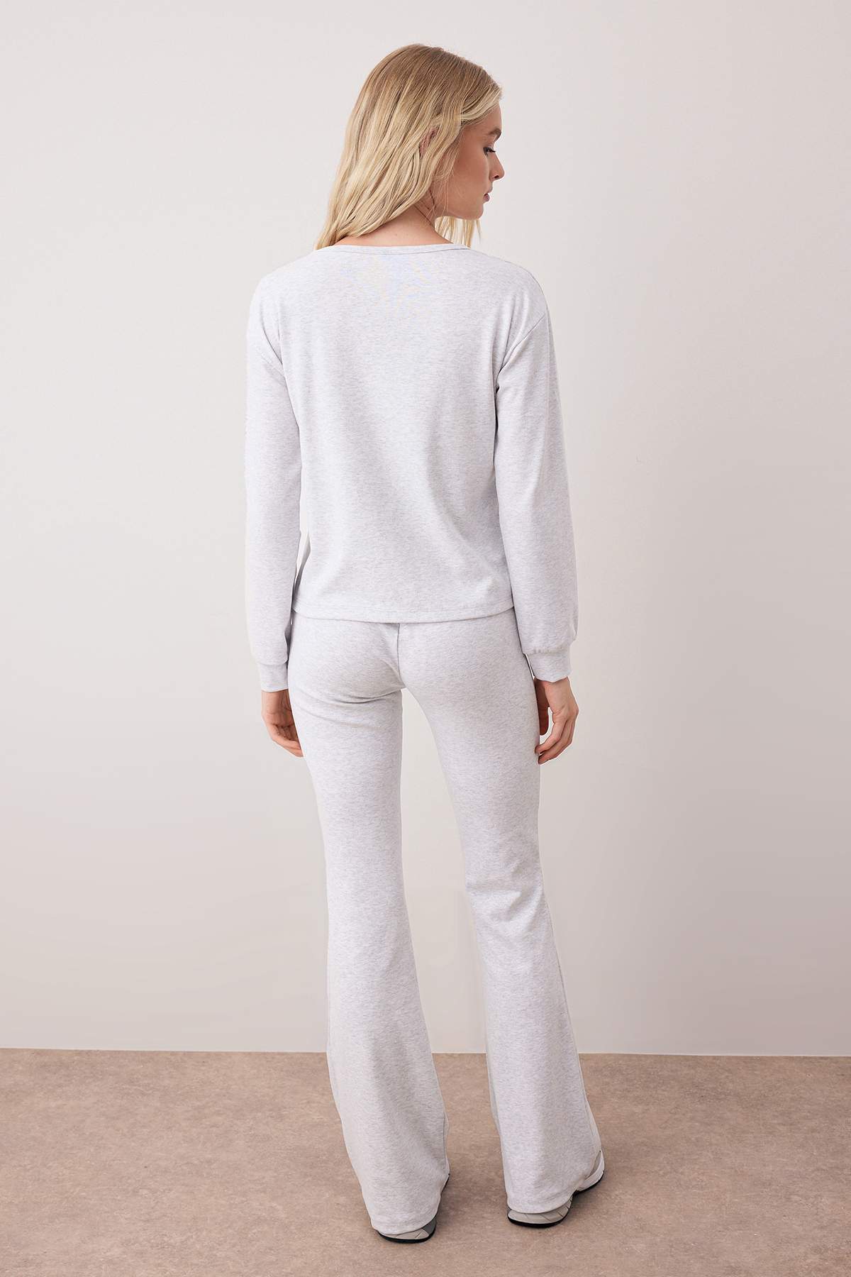 Trendyolmilla  Gri Melanj Bisiklet Yaka Regular Üst Flare/İspanyol Paça Örme Alt - Üst Takım TWOAW26AU00099 - Görsel 4