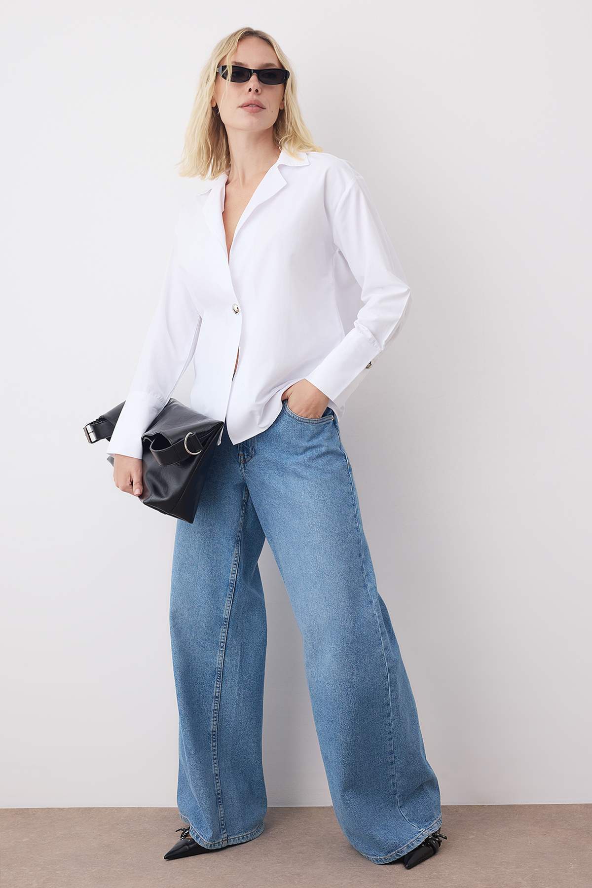 Trendyolmilla  Beyaz Gümüş Toka Detaylı Gömlek TWOAW26GO00061 - Görsel 2