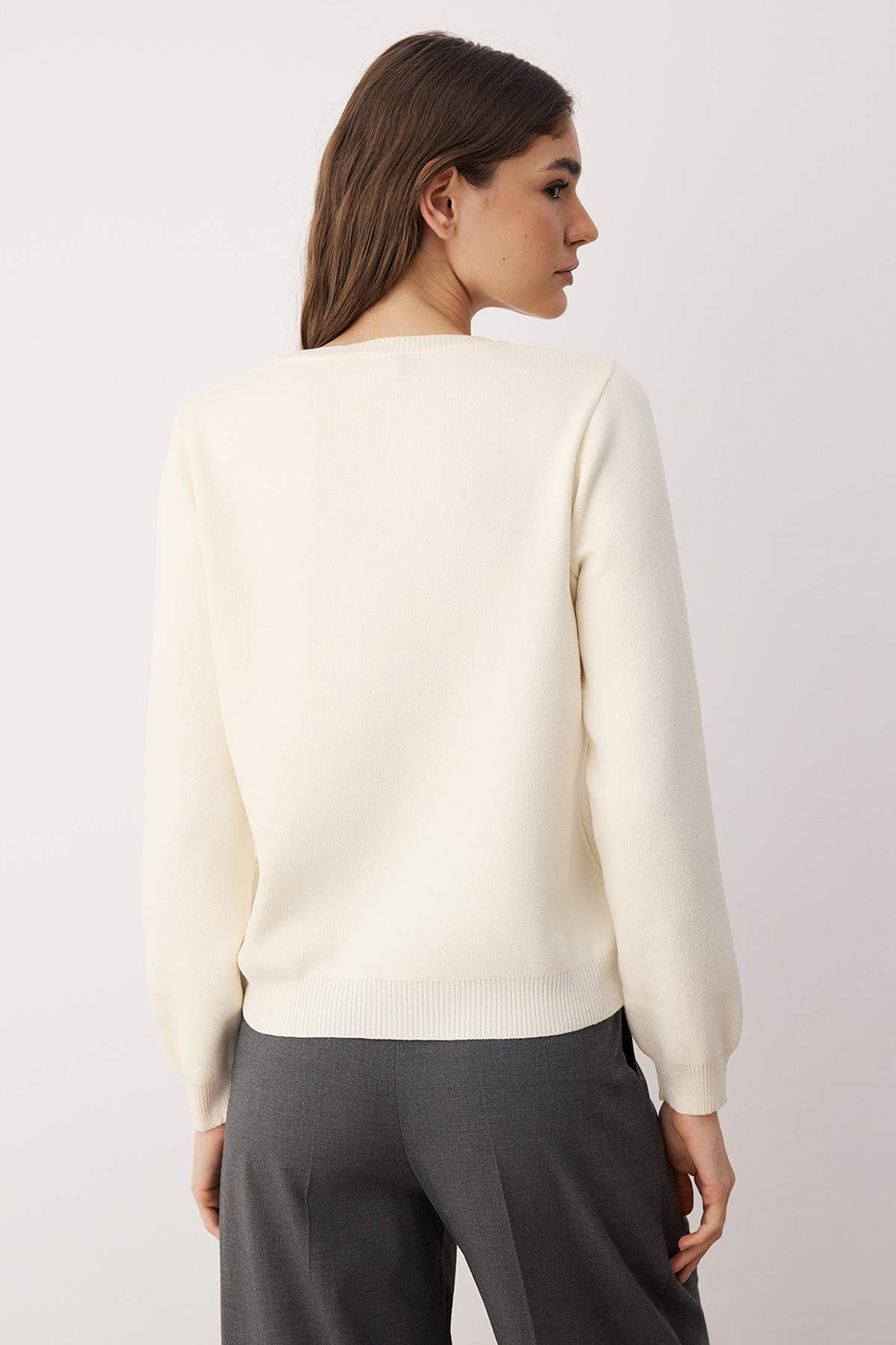 Trendyolmilla  Ekru Kalp Cut Out/Pencere Detaylı Triko Kazak TWOAW26KZ00202 - Görsel 4