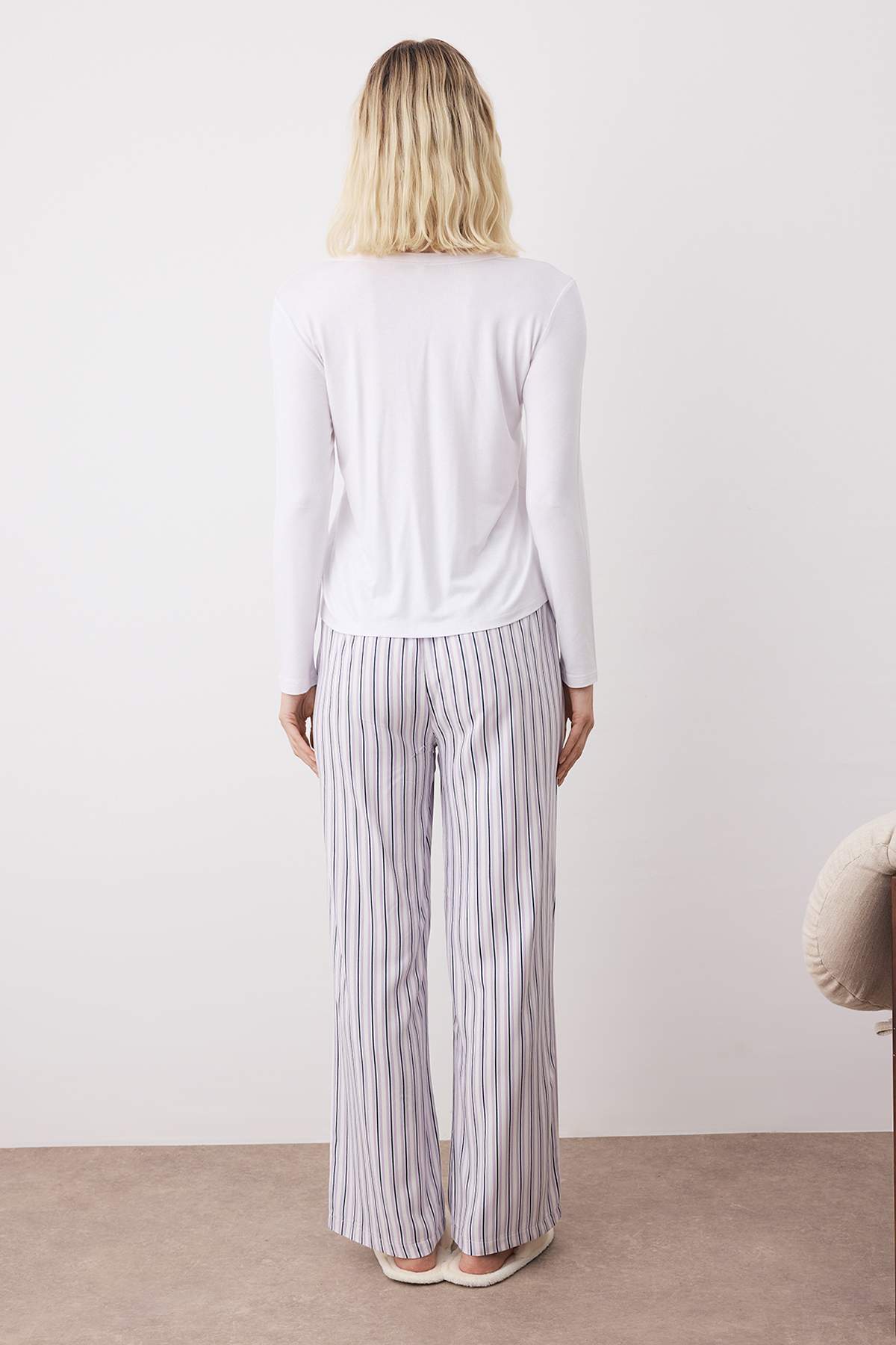 Trendyolmilla  Beyaz-Lila Çizgili Düğmeli Üst Örme Alt Viskon Dokuma Pijama Takımı THMAW26PT00016 - Görsel 4