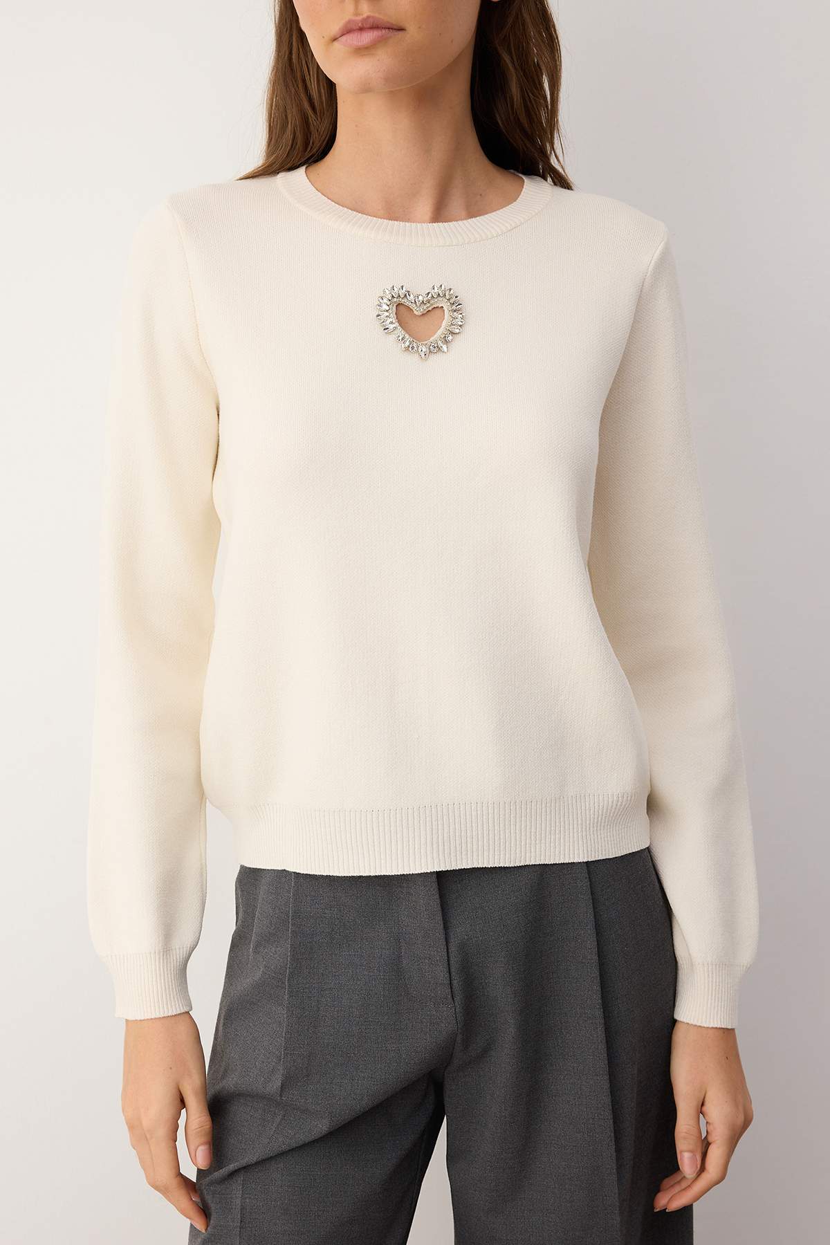 Trendyolmilla  Ekru Kalp Cut Out/Pencere Detaylı Triko Kazak TWOAW26KZ00202 - Görsel 3