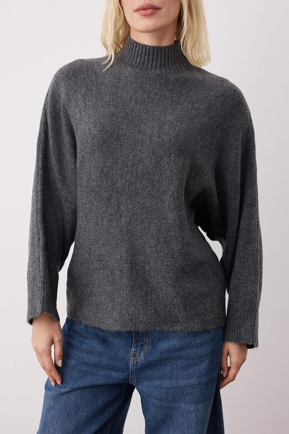 Trendyol Collection Antracytowy sweter z miękkiej teksturowanej dzianiny o szerokim kroju TWOAW20KZ1059