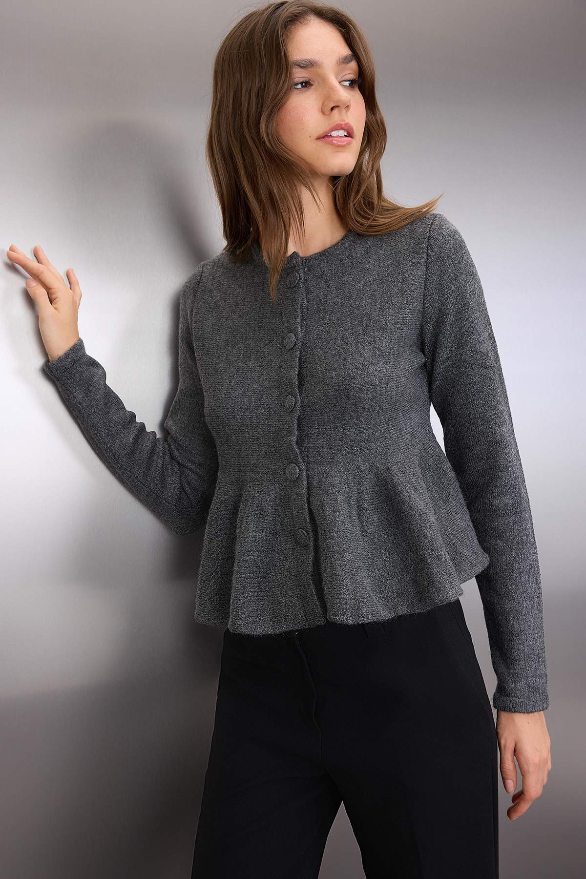 Trendyolmilla  Antrasit Bisiklet Yaka Etek Ucu Volanlı Triko Hırka TWOAW26HI00232 - Görsel 2