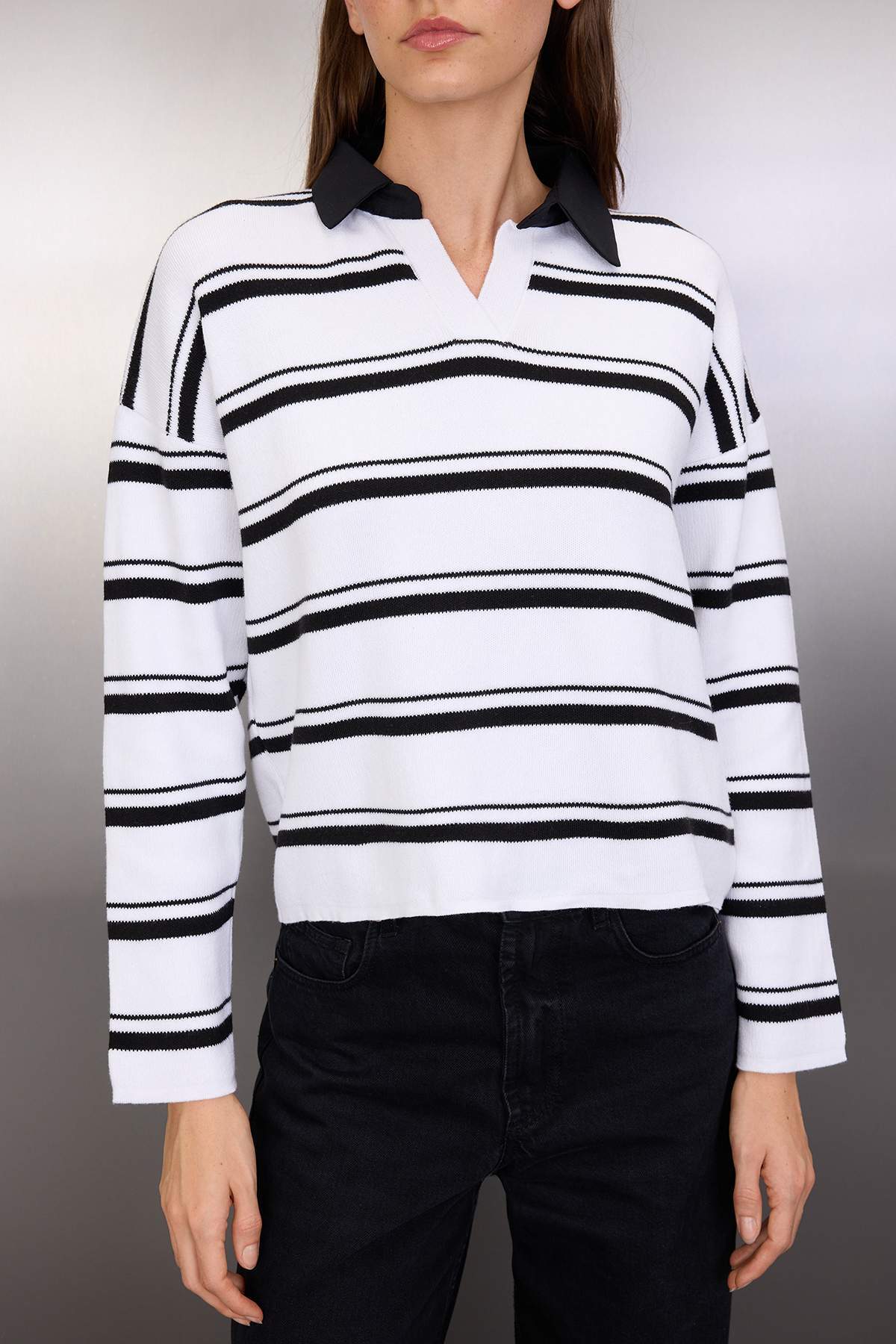 Trendyolmilla  Siyah Pamuklu Geniş Kalıp Gömlek Yaka Çizgili Triko Kazak TWOAW26KZ00143 - Görsel 3