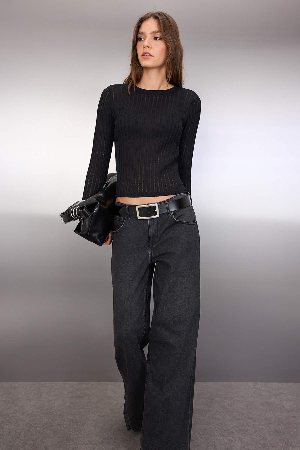 Trendyol Collection Czarna przezroczysta dzianinowa bluzka o regularnym kroju...