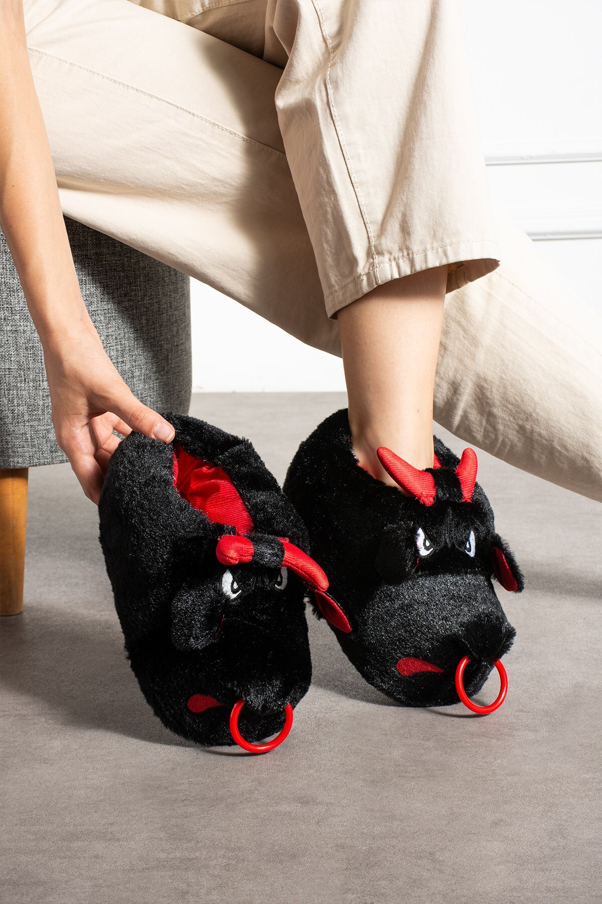 AlbiShoes Unisex Kızgın Boğa Figürlü Sessiz Yumuşak Taban Sıcak Ev Botu Peluş Ev Ayakkabısı Panduf görsel 4