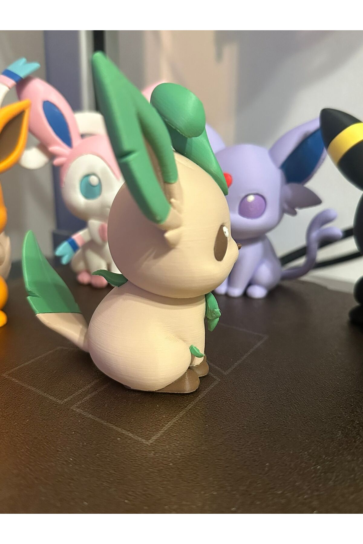 Leafeon Chibi Figürü – 3D Baskı Koleksiyon ve Dekoratif Biblo (10 cm)