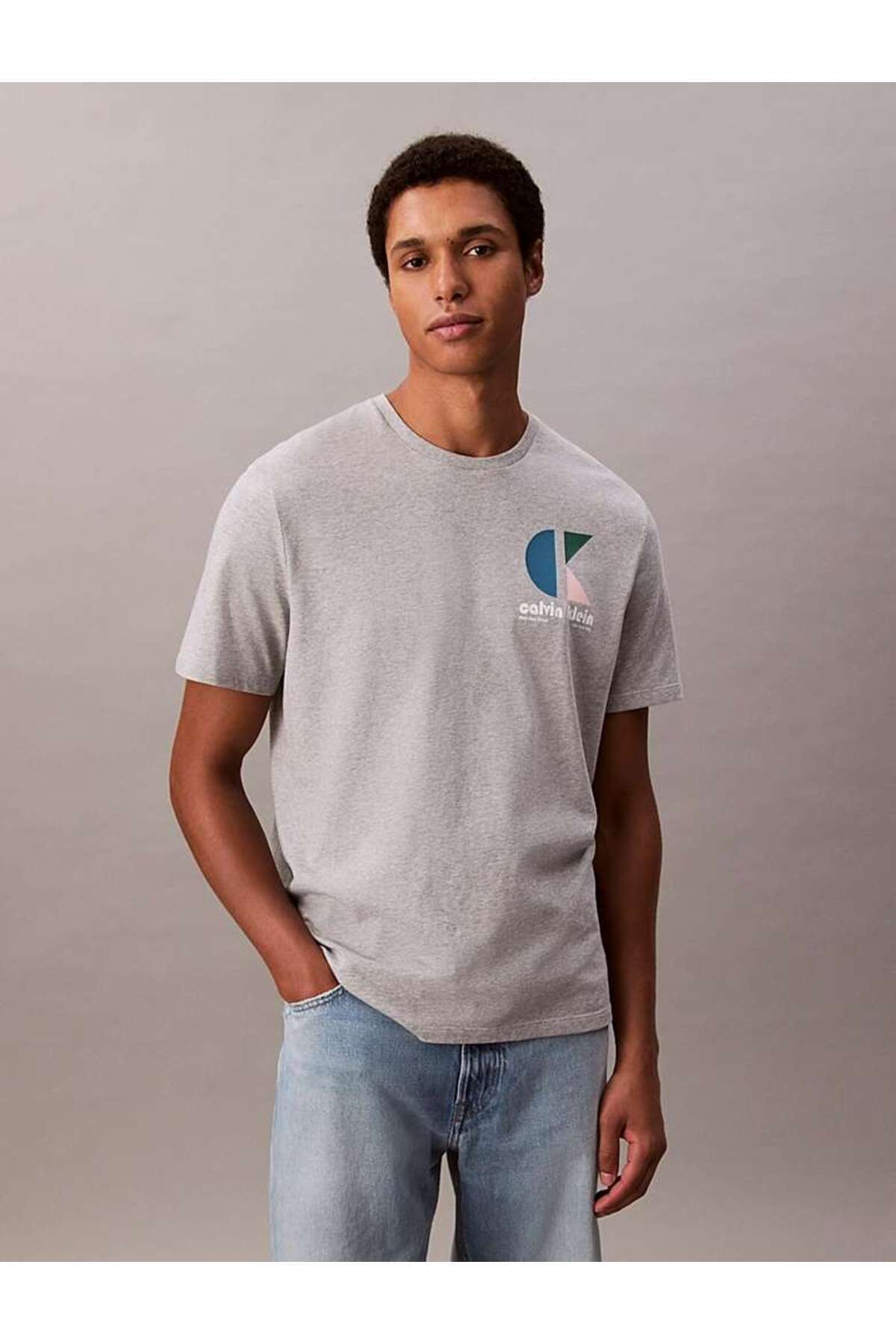 کلوین کلاین تی‌شرت مردانه خاکستری طرح لوگو گرافیکی SS 20S CK BAUHAUS