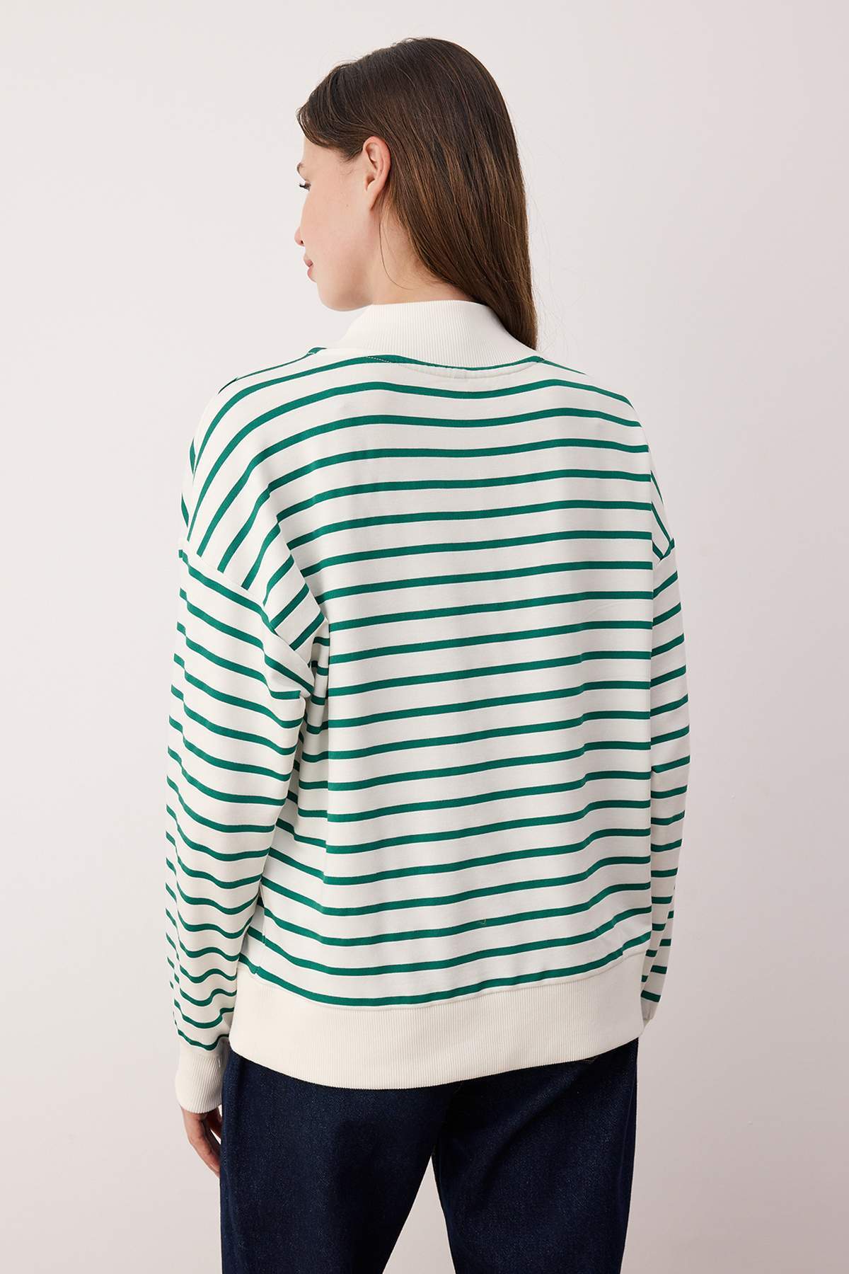 Trendyolmilla  Zümrüt Yeşili Çizgili Oversize/Geniş Kalıp Örme Sweatshirt TWOAW26SW00102 - Görsel 4