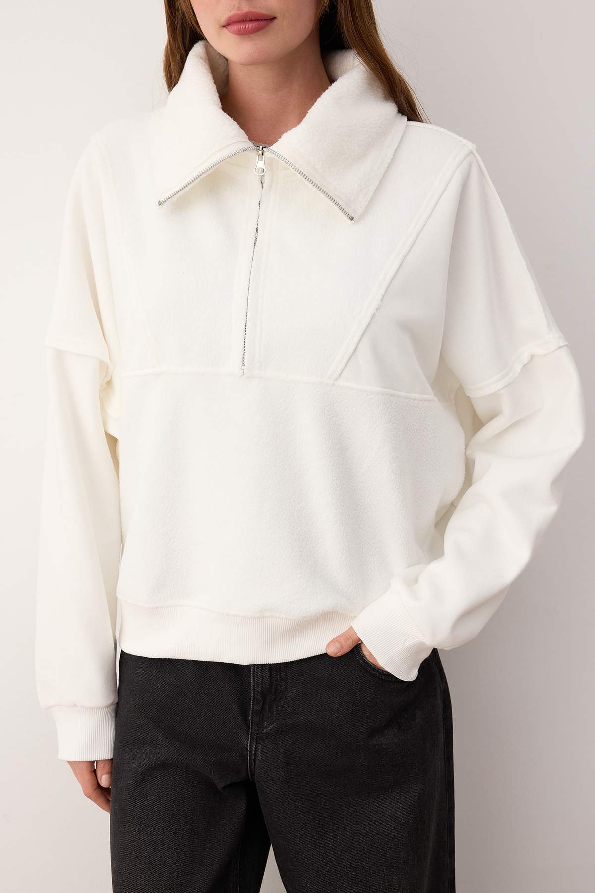 Trendyolmilla  Ekru Regular/Normal Kalıp Polar Fermuarlı Cep Detaylı Kalın Örme Sweatshirt TWOAW26SW00009 - Görsel 3