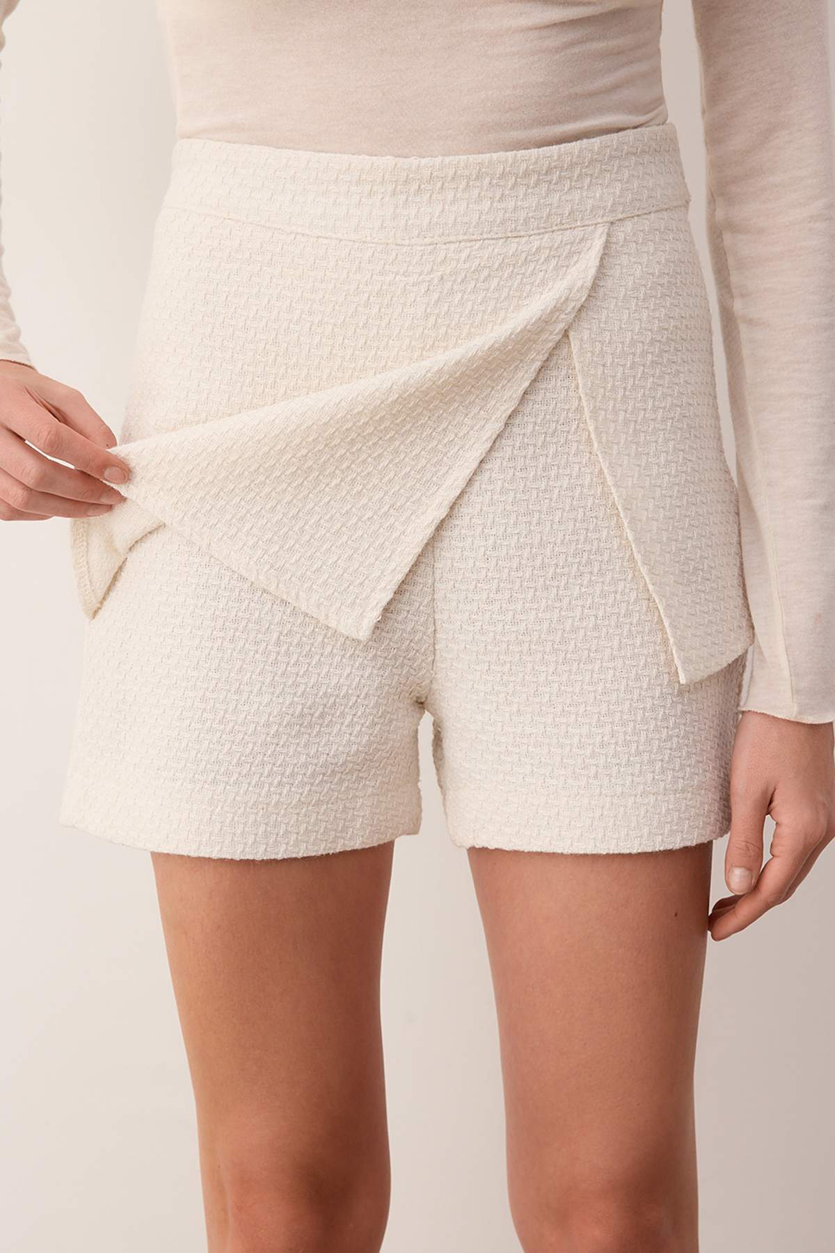 Trendyolmilla  Taş Dokuma Tüvit Etek Görünümlü Şort TWOAW26SR00002 - Görsel 4