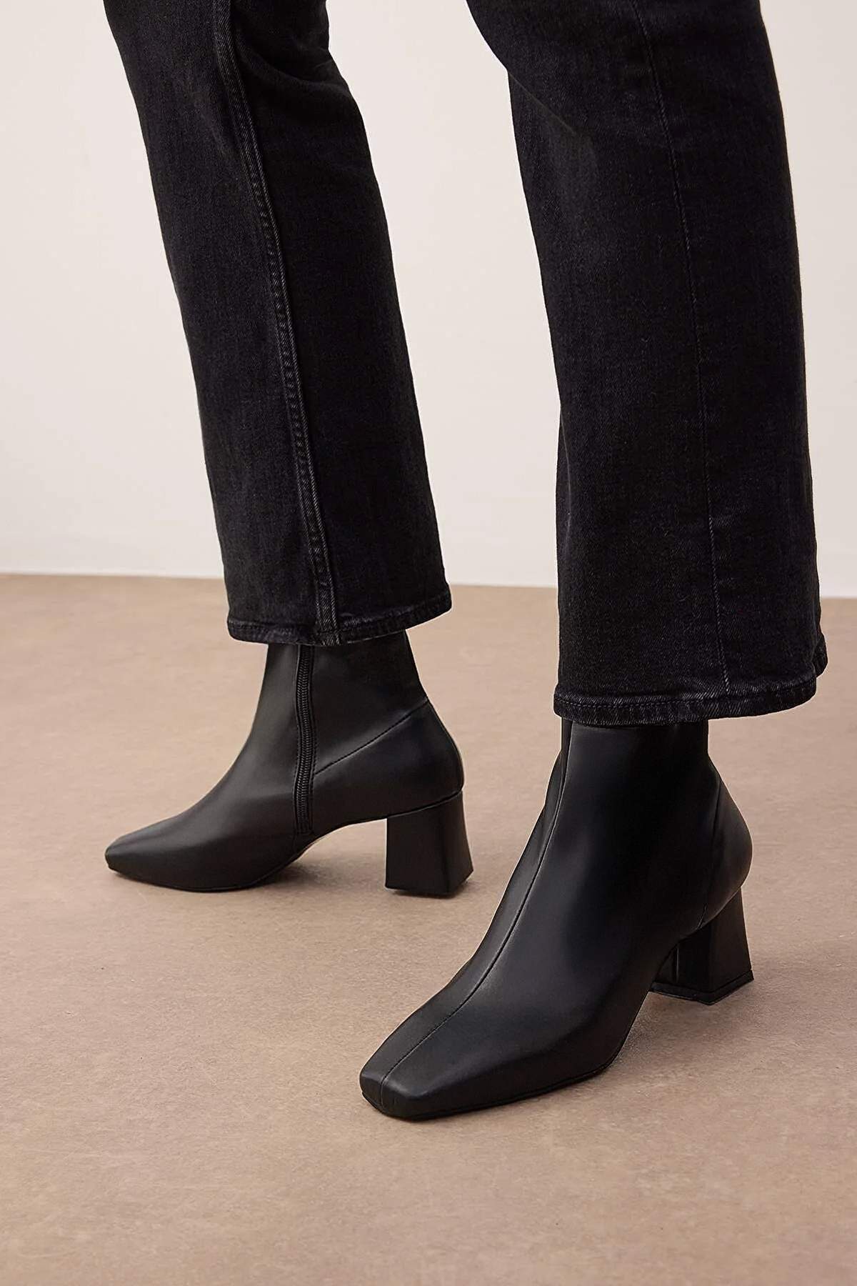 TRENDYOL SHOES Fekete sztreccs cipzáras női blokksarkú csizma TAKAW26BO00002