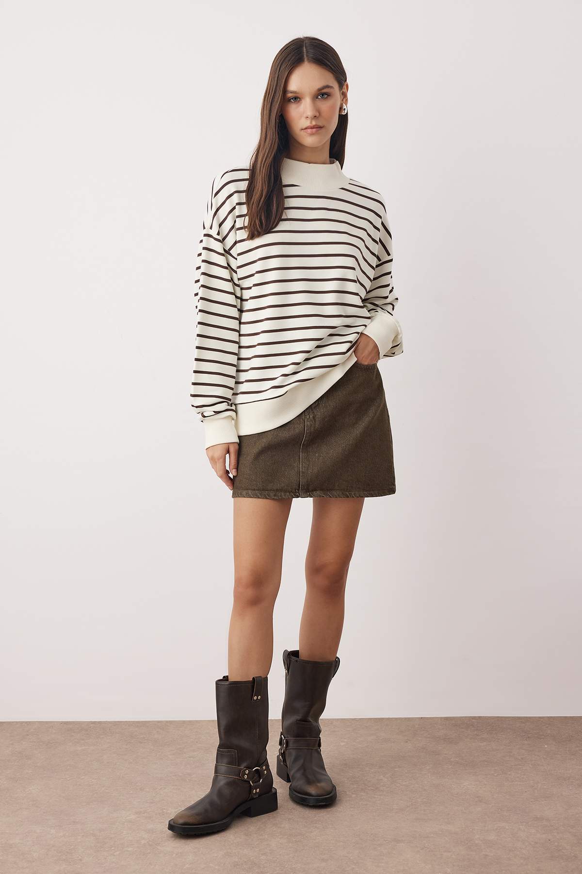 Trendyolmilla  Kahverengi Çizgili Oversize/Geniş Kalıp Örme Sweatshirt TWOAW26SW00102 - Görsel 2