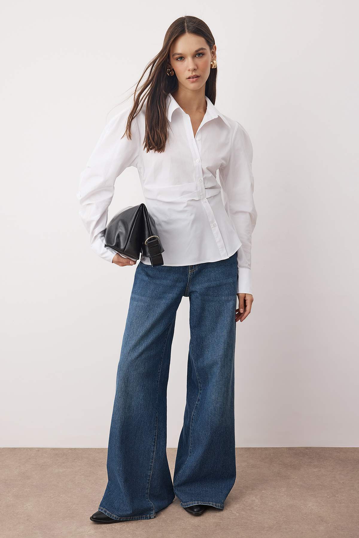 Trendyol Collection Asymetrická fitted košile s bílým balónovým rukávem a det...