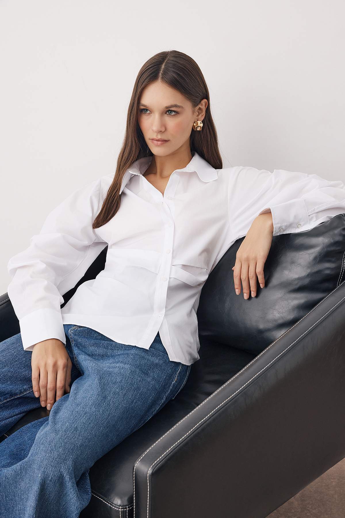 Trendyolmilla  Beyaz Balon Kol Detaylı Bele Oturan Asimetrik Fitted Gömlek TWOSS25GO00155 - Görsel 2