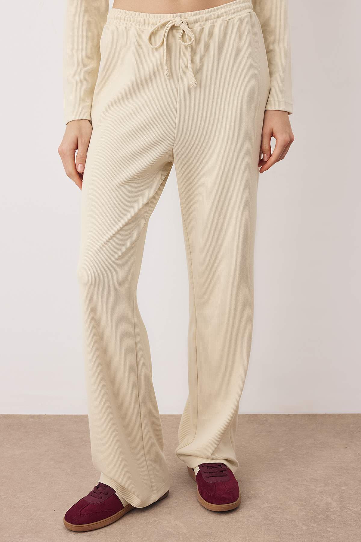 Trendyolmilla  Ekru Selanik Polo Yaka Crop Üst Wide Leg/Geniş Kesim Alt Esnek Örme Alt - Üst Takım TWOAW26AU00053 - Görsel 4