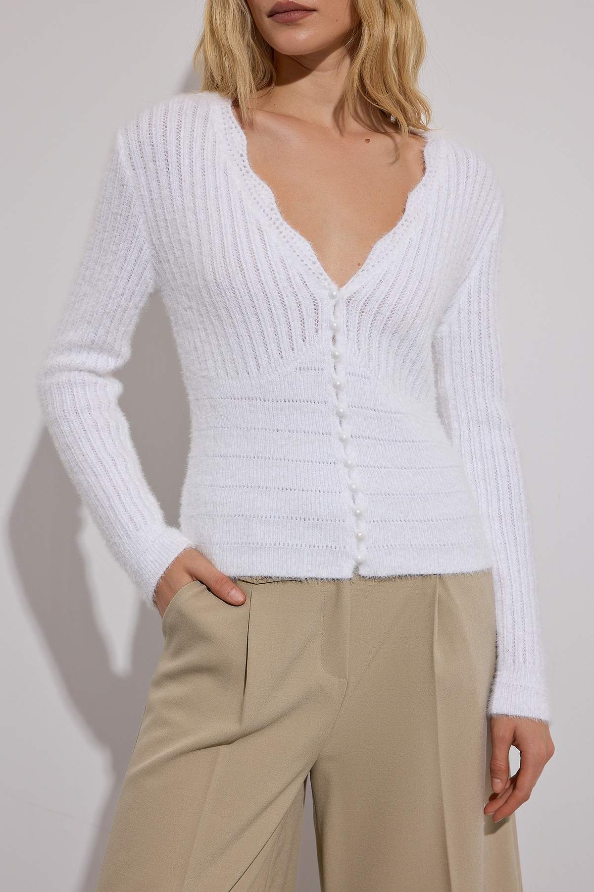 Trendyolmilla  Ekru Yumuşak Dokulu Crop Triko Hırka TWOAW26HI00244 - Görsel 3