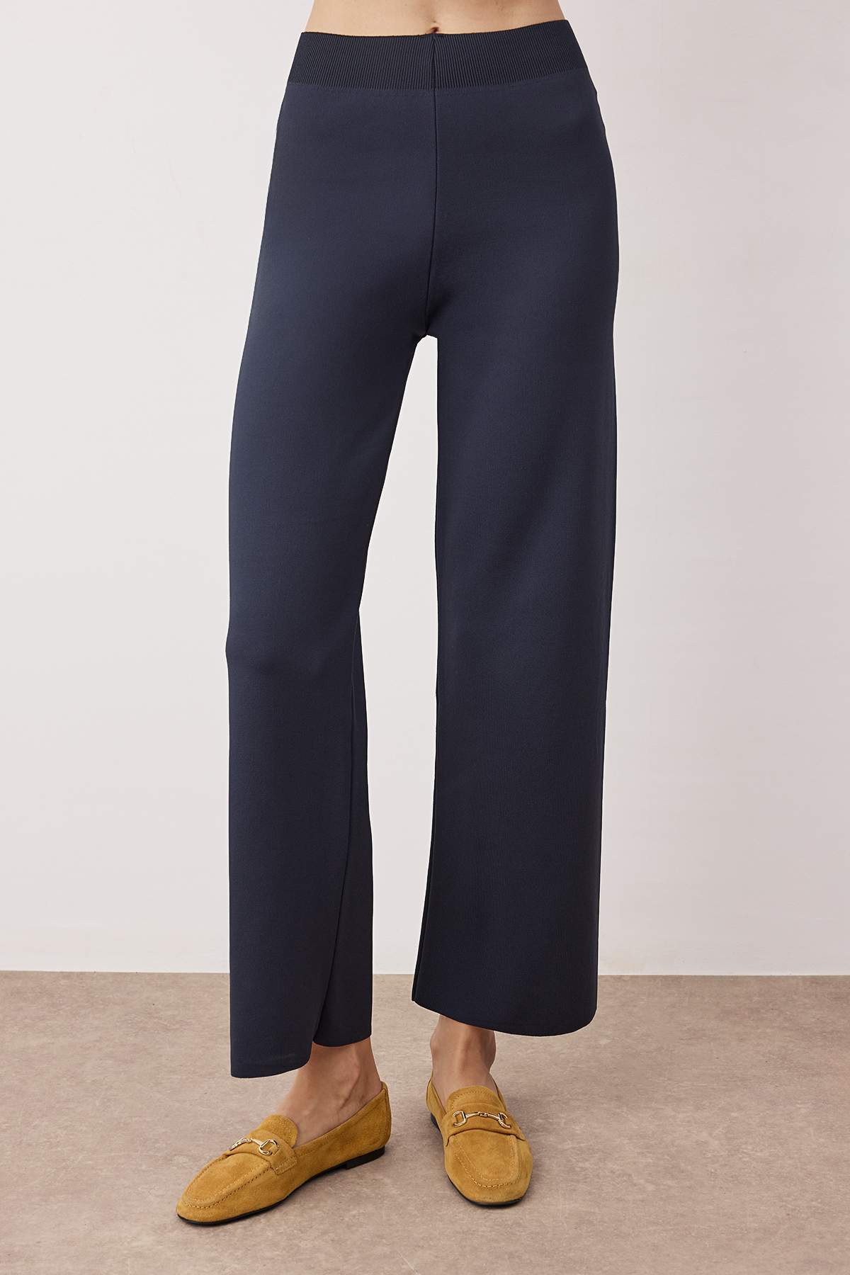 Trendyolmilla  Lacivert V Yaka Düğme Detaylı Hırka-Pantolon Triko Alt - Üst Takım TWOAW26AU00045 - Görsel 3